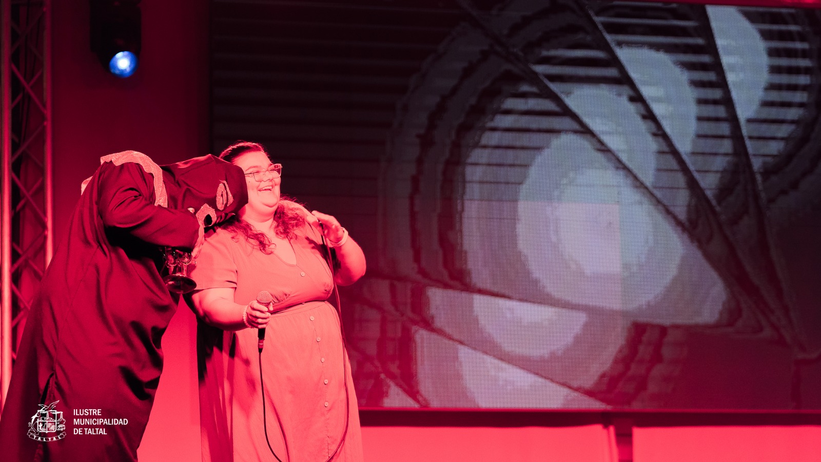 Joven taltalina cantando junto al Chacal de la Trompeta en el escenario municipal.