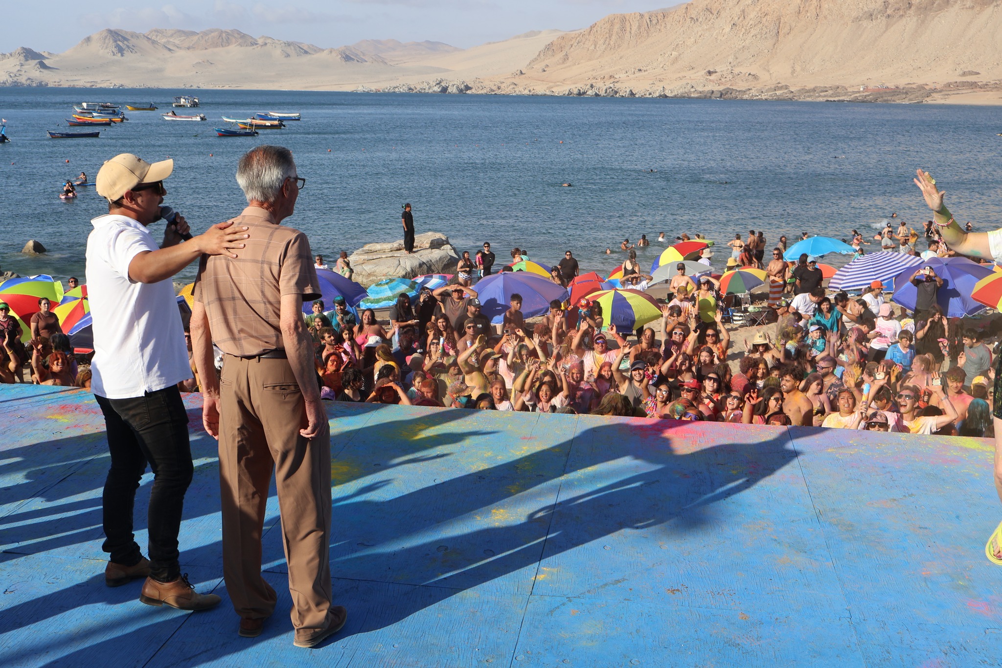 El alcalde Mario Acuña Villalobos dirigiéndose a la comunidad desde el escenario en Cifuncho.