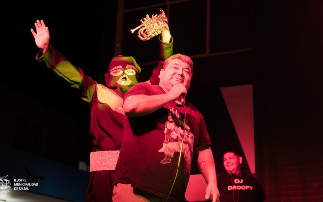 Noche de Karaoke reunió a cientos de personas en la Plaza de Armas y animó el verano en Taltal