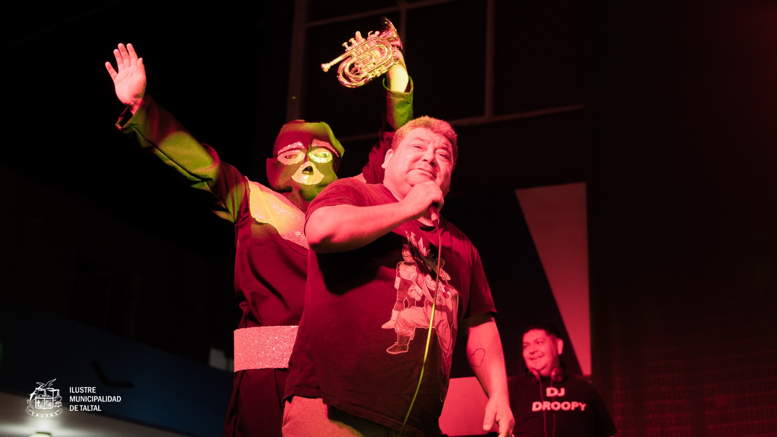 El Chacal de la Trompeta animando a los asistentes en el escenario de la Plaza de Armas de Taltal.