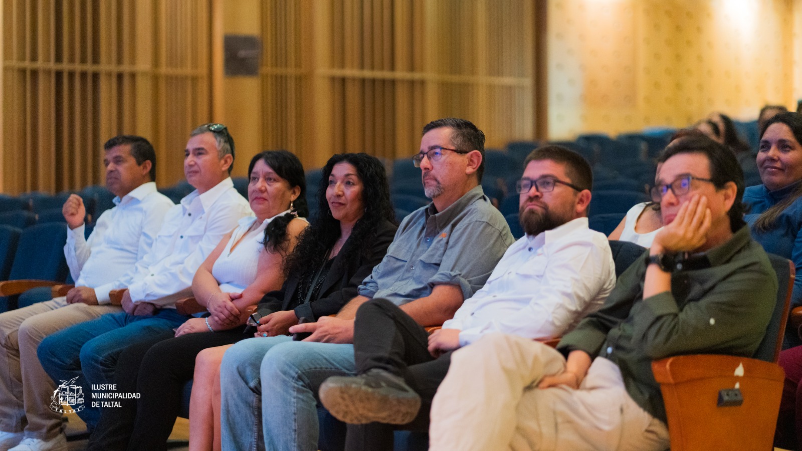 Autoridades locales y familiares de los graduados presentes en las dependencias del Centro Cultural de Taltal.