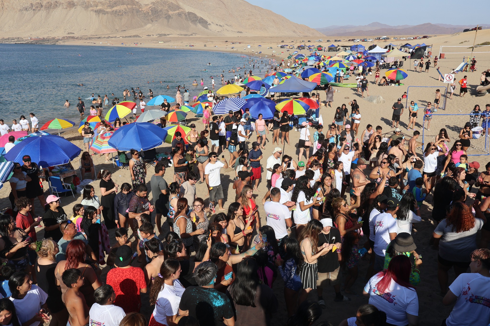Gran marco de público participando en las actividades de la Fiesta de Colores en Cifuncho.