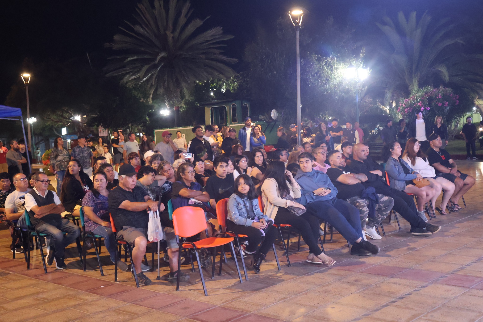 Vecinos y vecinas de Taltal repletando la Plaza de Armas para apoyar a los deportistas locales en una noche de vida sana.