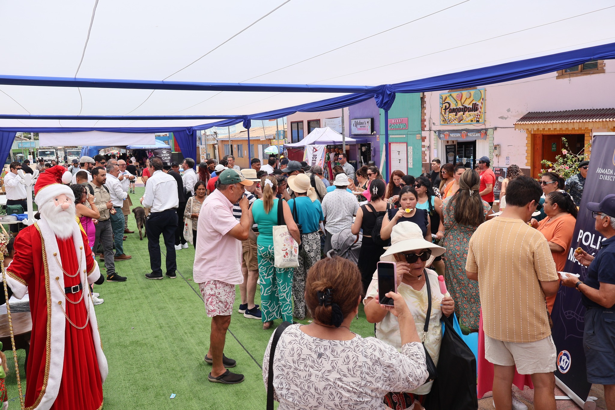 Alta asistencia de público recorriendo stands y actividades comunitarias en el Día INTEGRAR en Taltal.