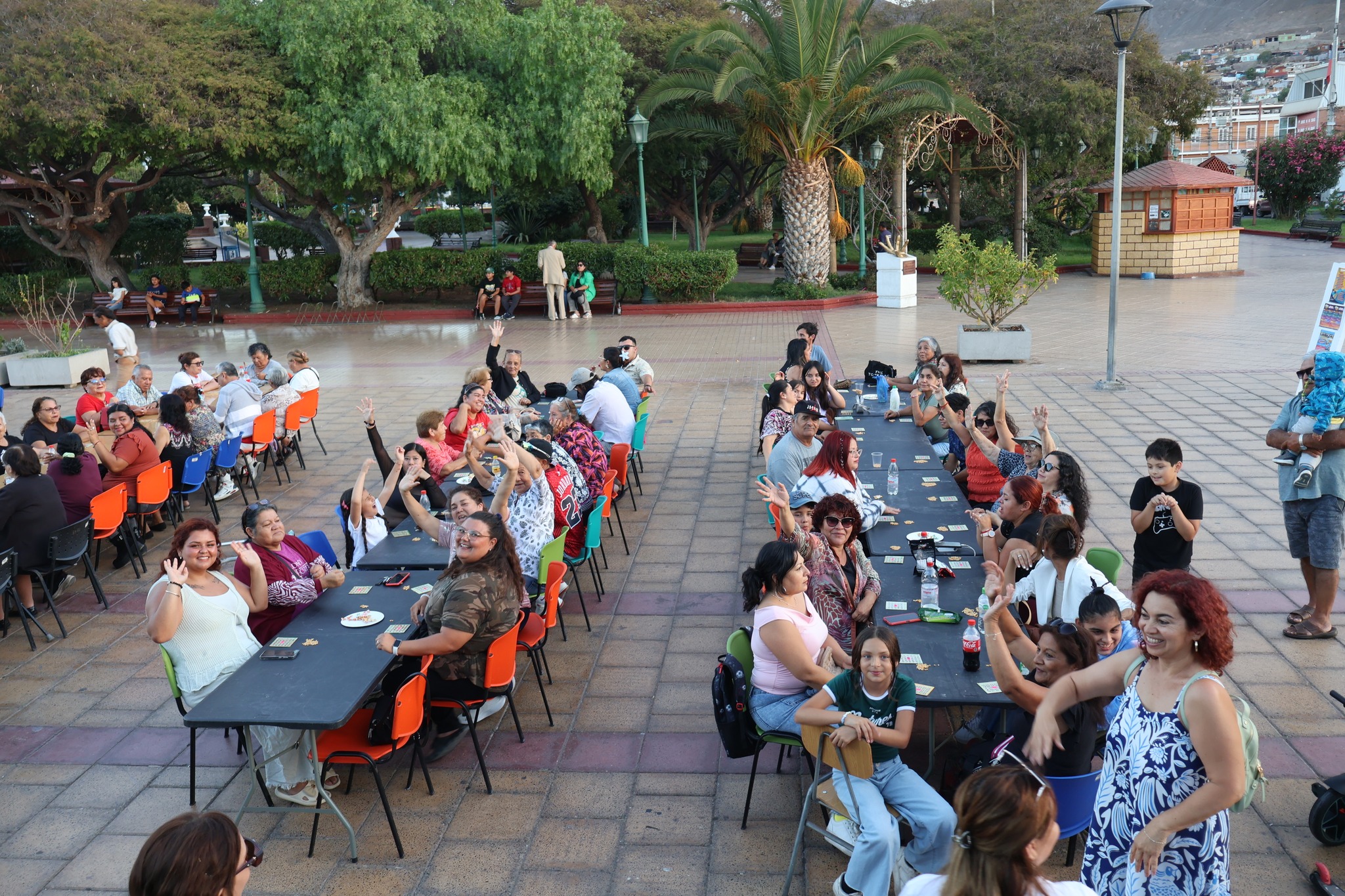 Familias completas reunidas en la Plaza Prat participando en las actividades del Verano en Movimiento.
