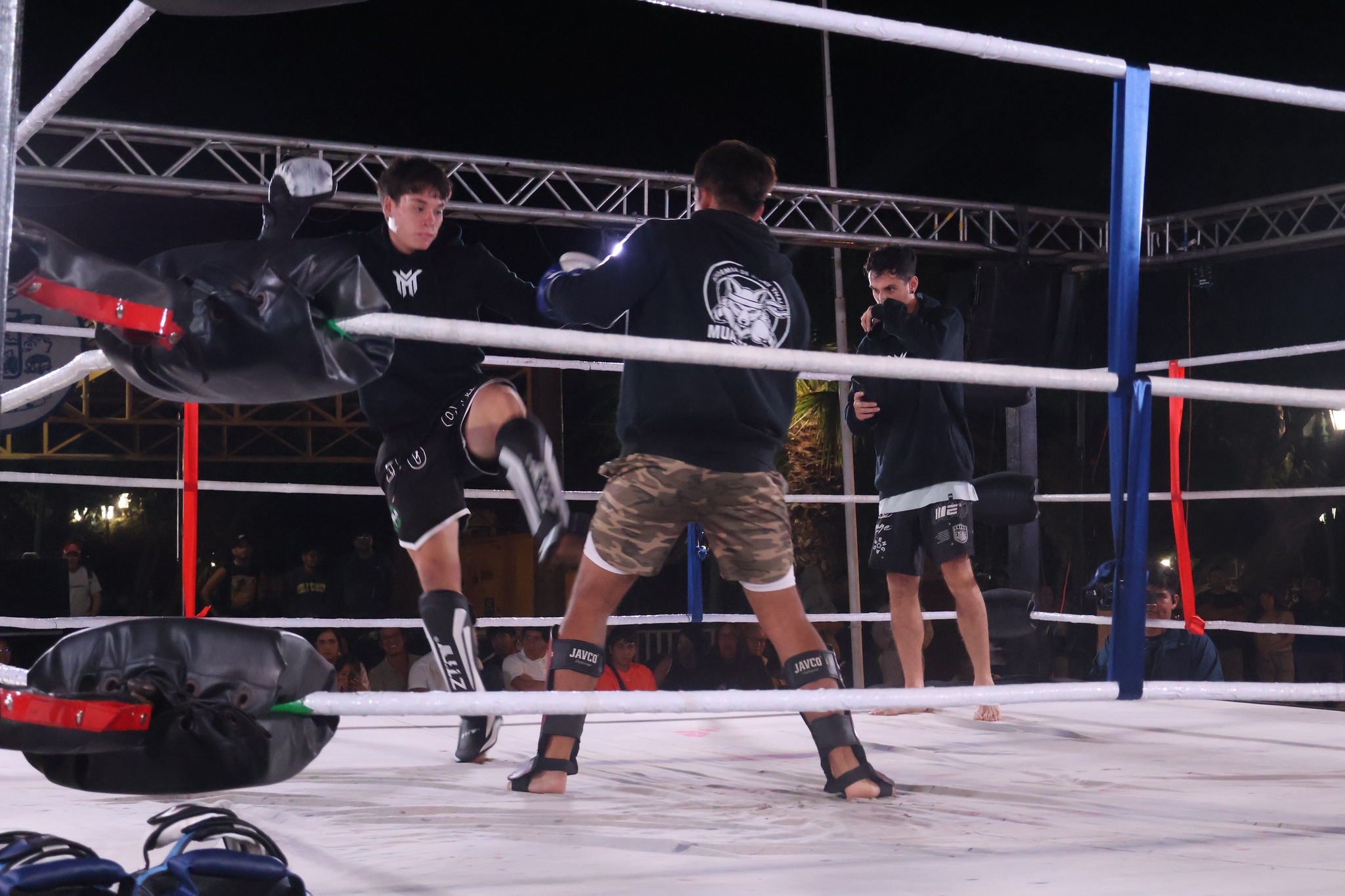 Integrantes de la academia Muay Thai Taltal realizando una exhibición del "deporte de las ocho herramientas" en la plaza.
