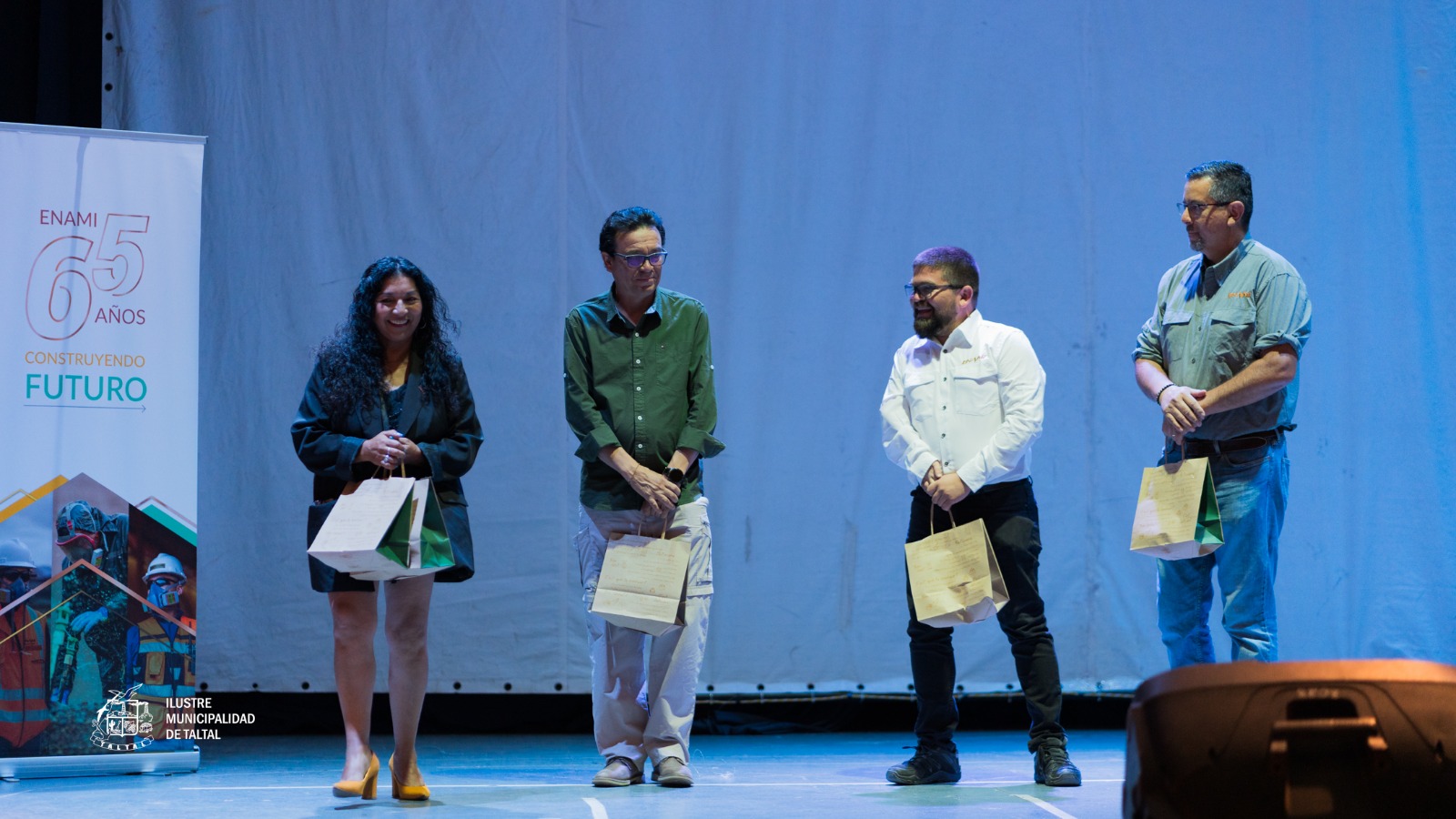 Alumnos y alumnas del curso de Operador de Aglomerado y Lixiviación recibiendo sus certificados en el Centro Cultural de Taltal.