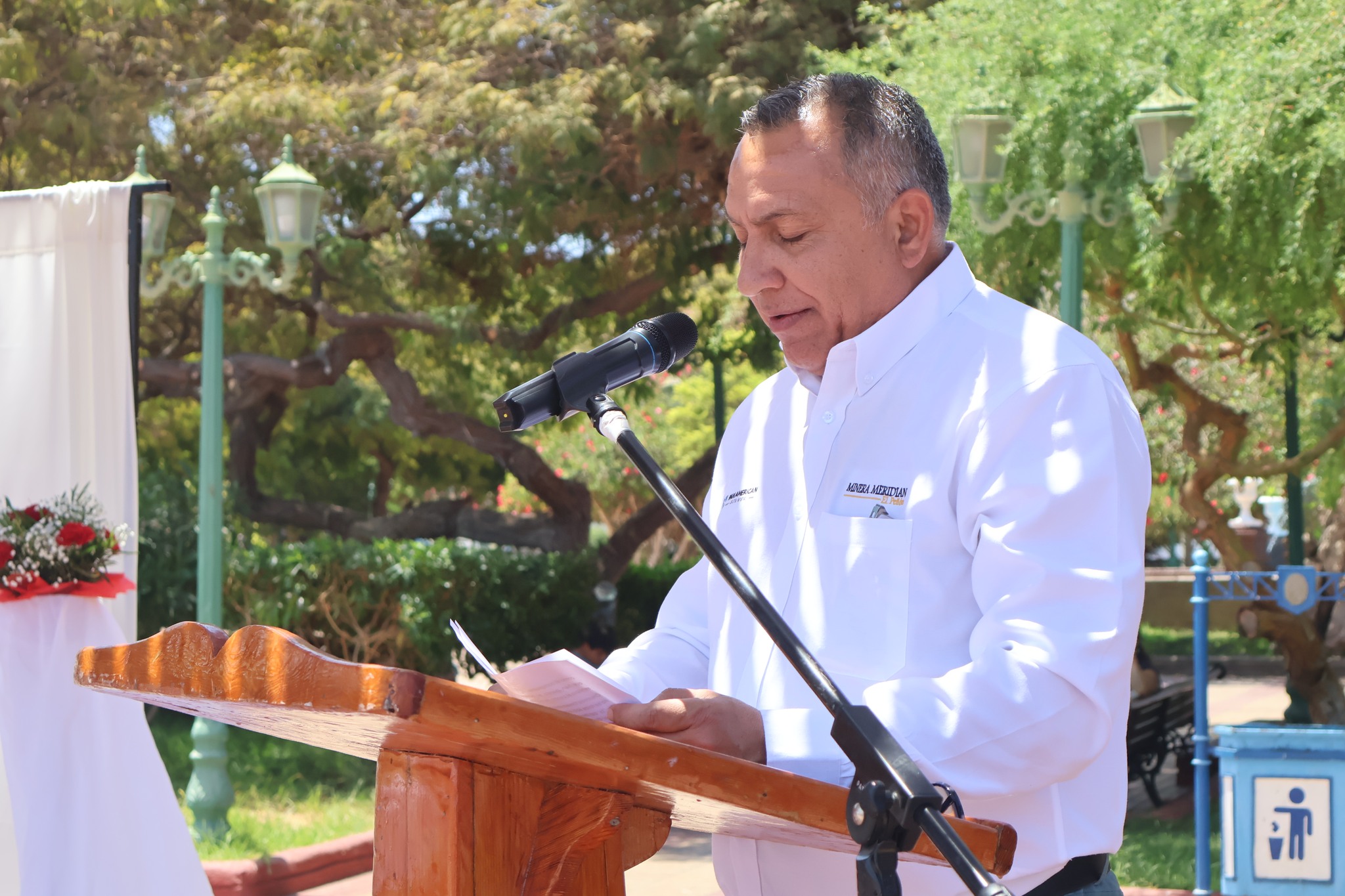 Representante de Panamerican Silver destacando la importancia del bienestar e inclusión social.