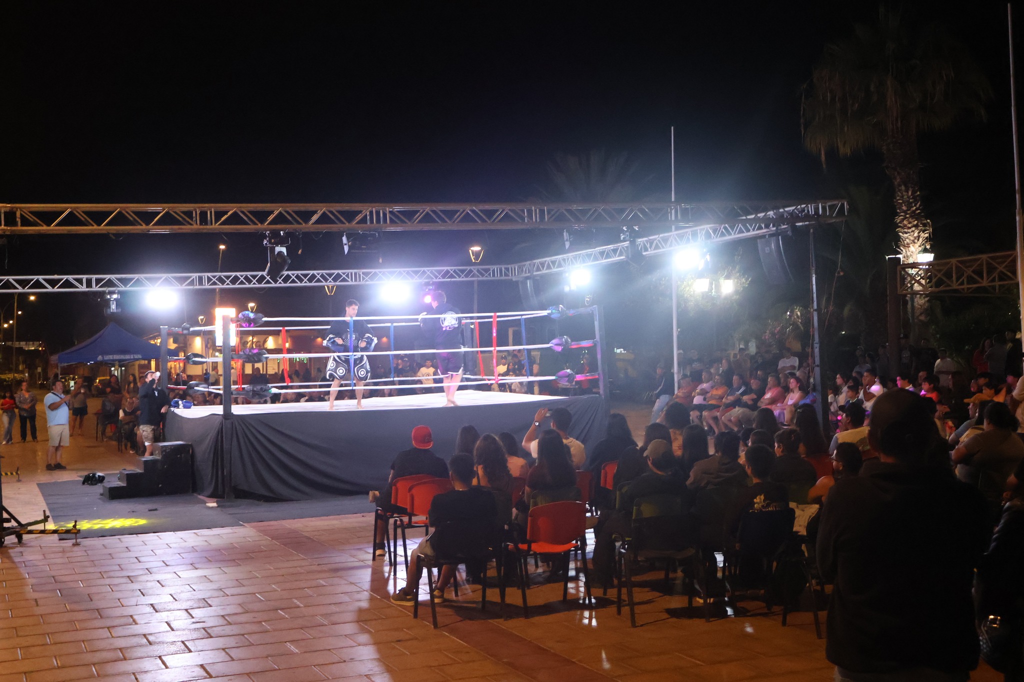Vista panorámica del ring profesional iluminado en el centro de la Plaza de Armas de Taltal.