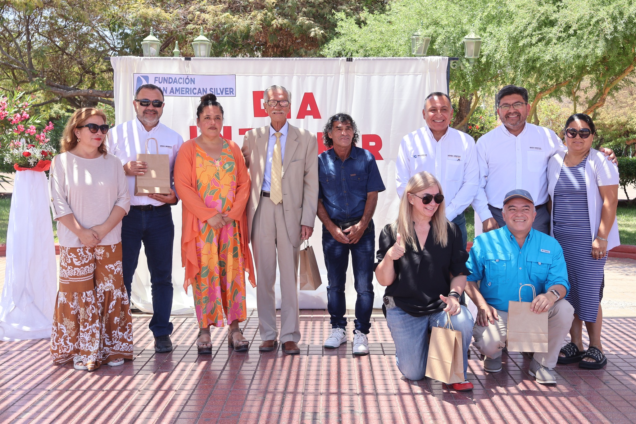 Autoridades locales y ejecutivos de Meridian y Pan American Silver en jornada de responsabilidad social.