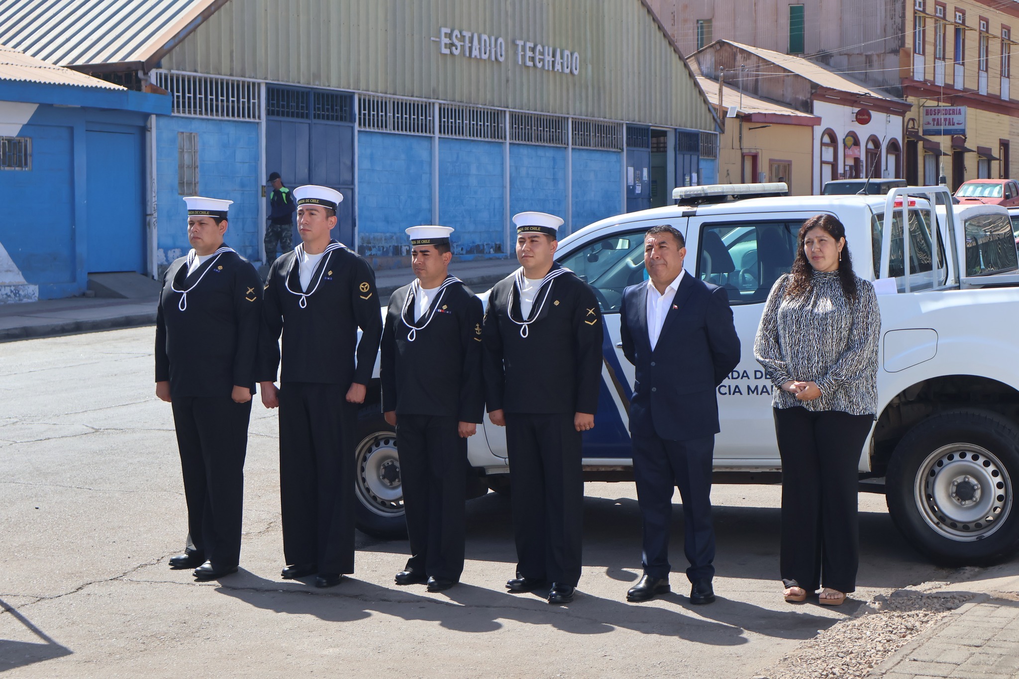 Autoridad marítima encabezando ceremonia oficial de la Capitanía de Puerto de Taltal.