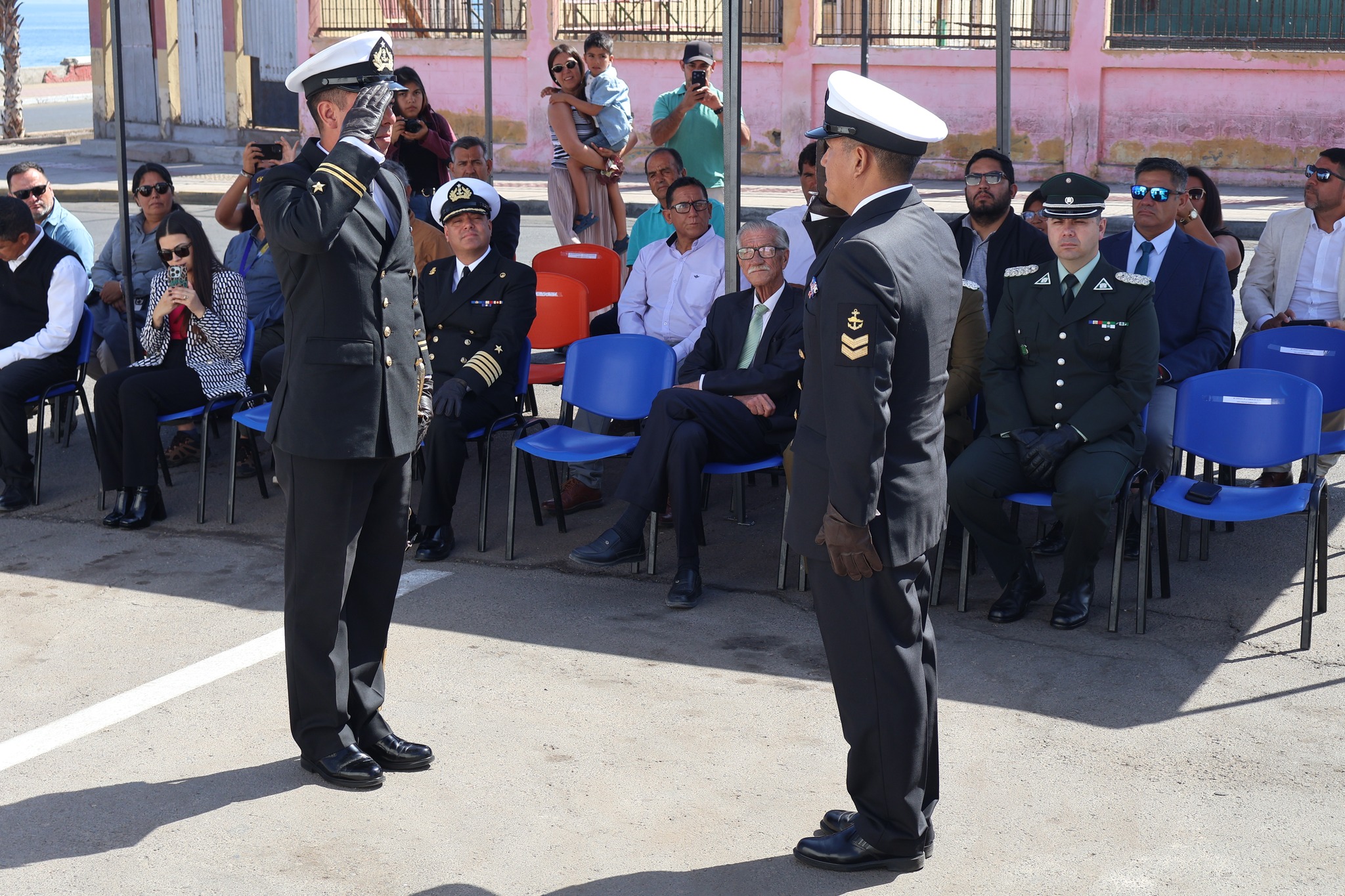 Oficial de la Armada de Chile realiza saludo protocolar durante el traspaso de mando en Taltal.