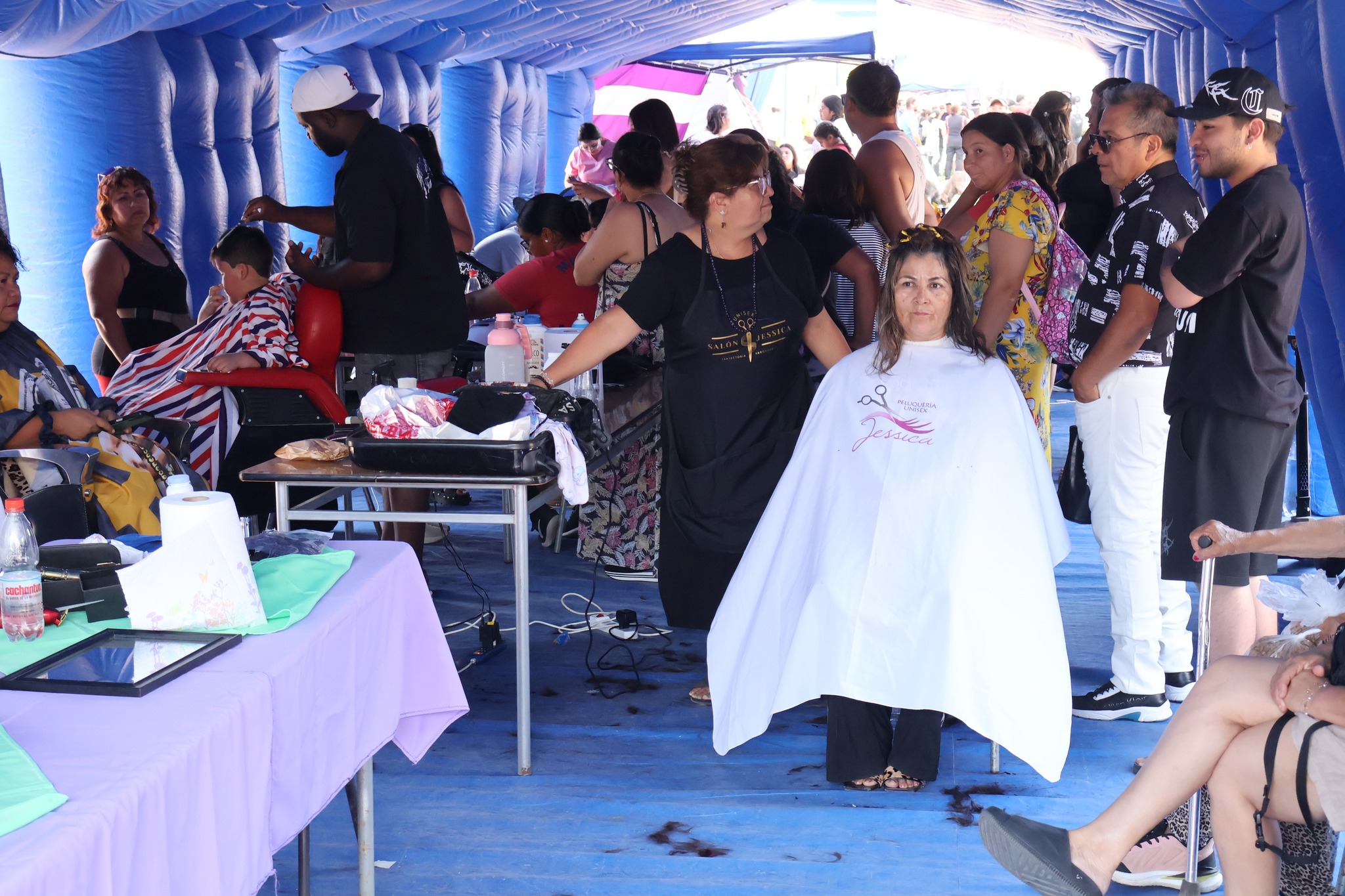 Servicio de peluquería comunitaria gratuita atendiendo a vecinas durante el Día INTEGRAR en Taltal.