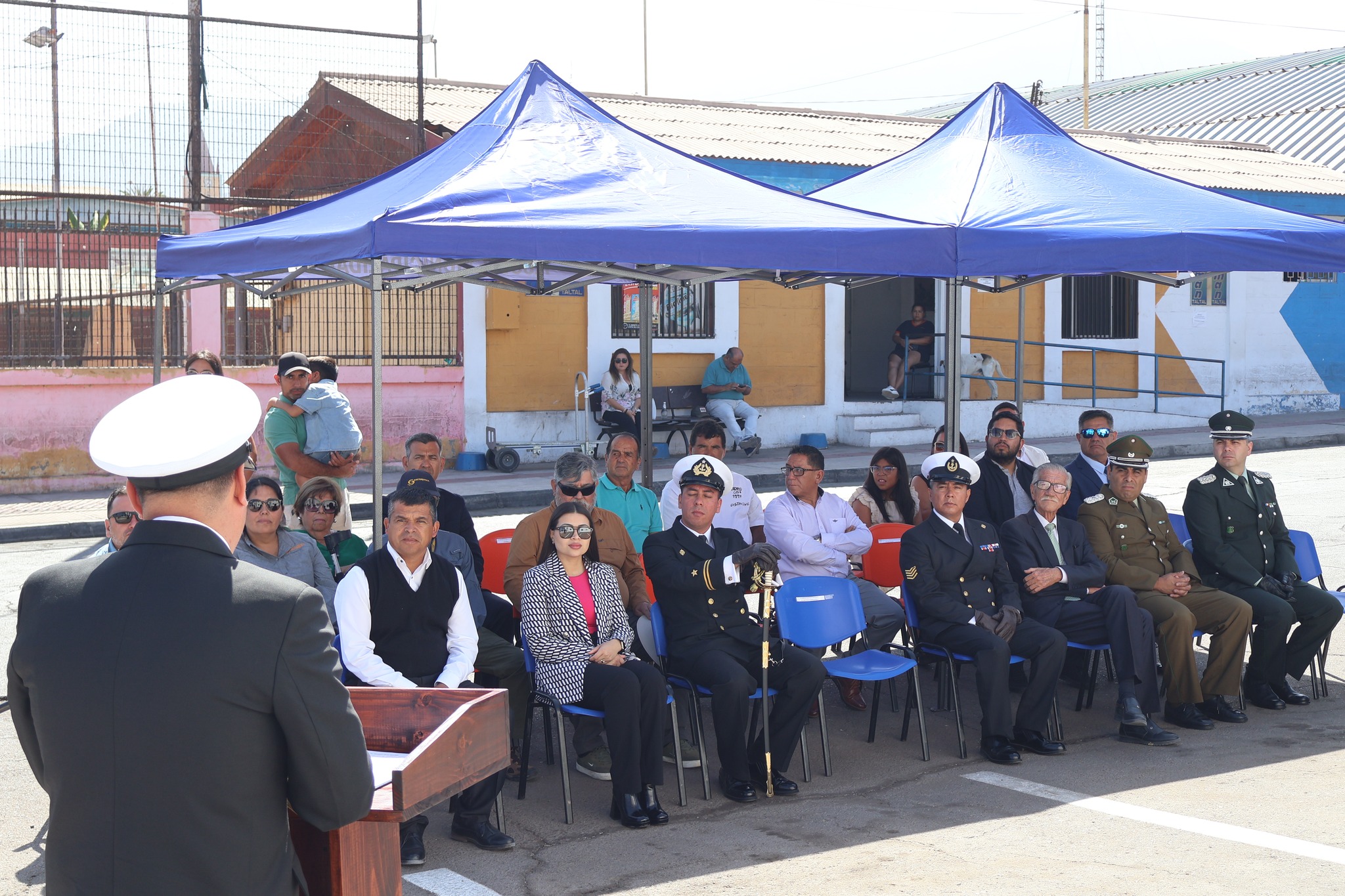 Ceremonia de cambio de mando en la Capitanía de Puerto de Taltal con autoridades civiles y militares presentes.