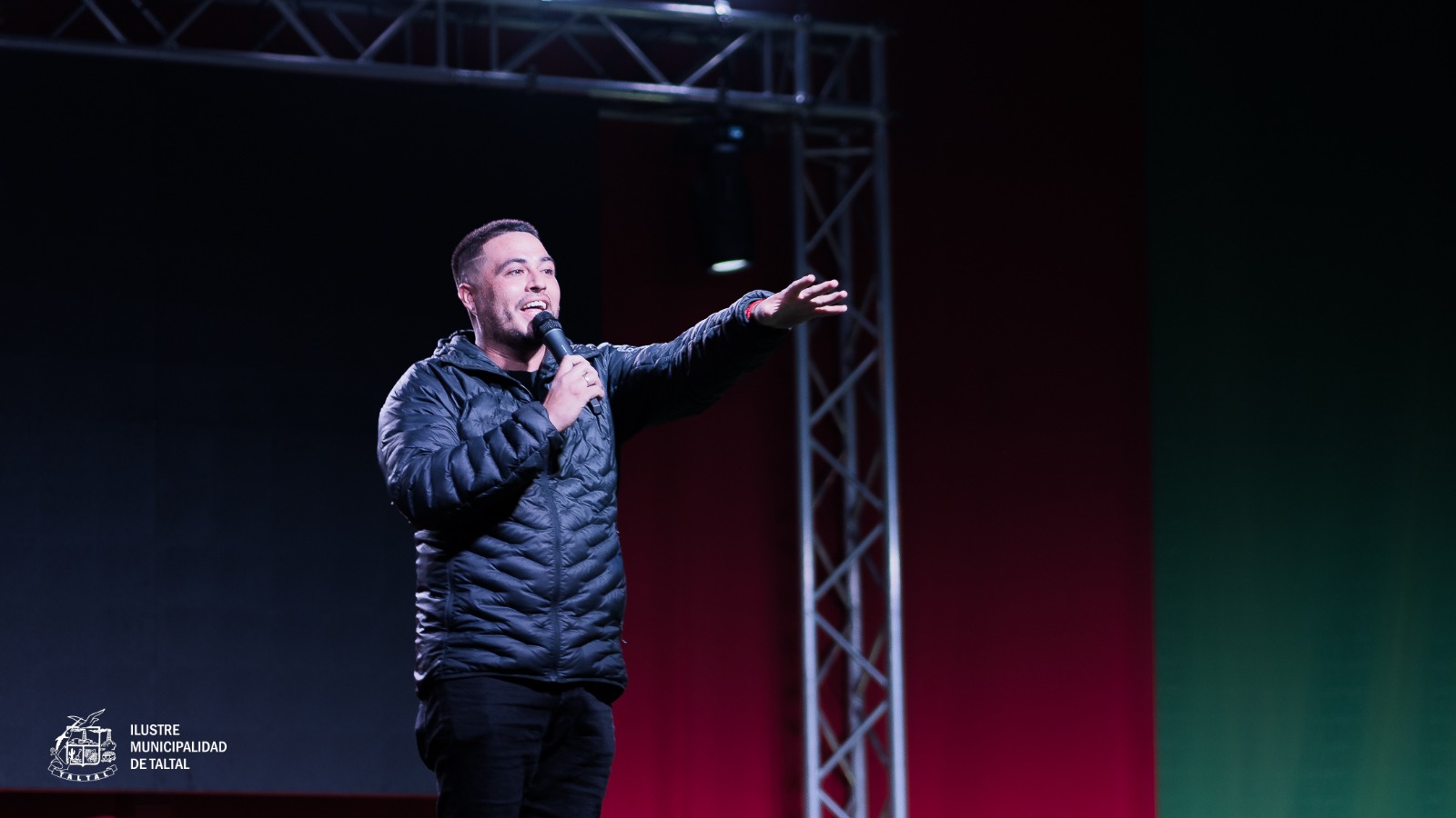 Animador interactuando con el público en el escenario de la Plaza de Armas de Taltal.
