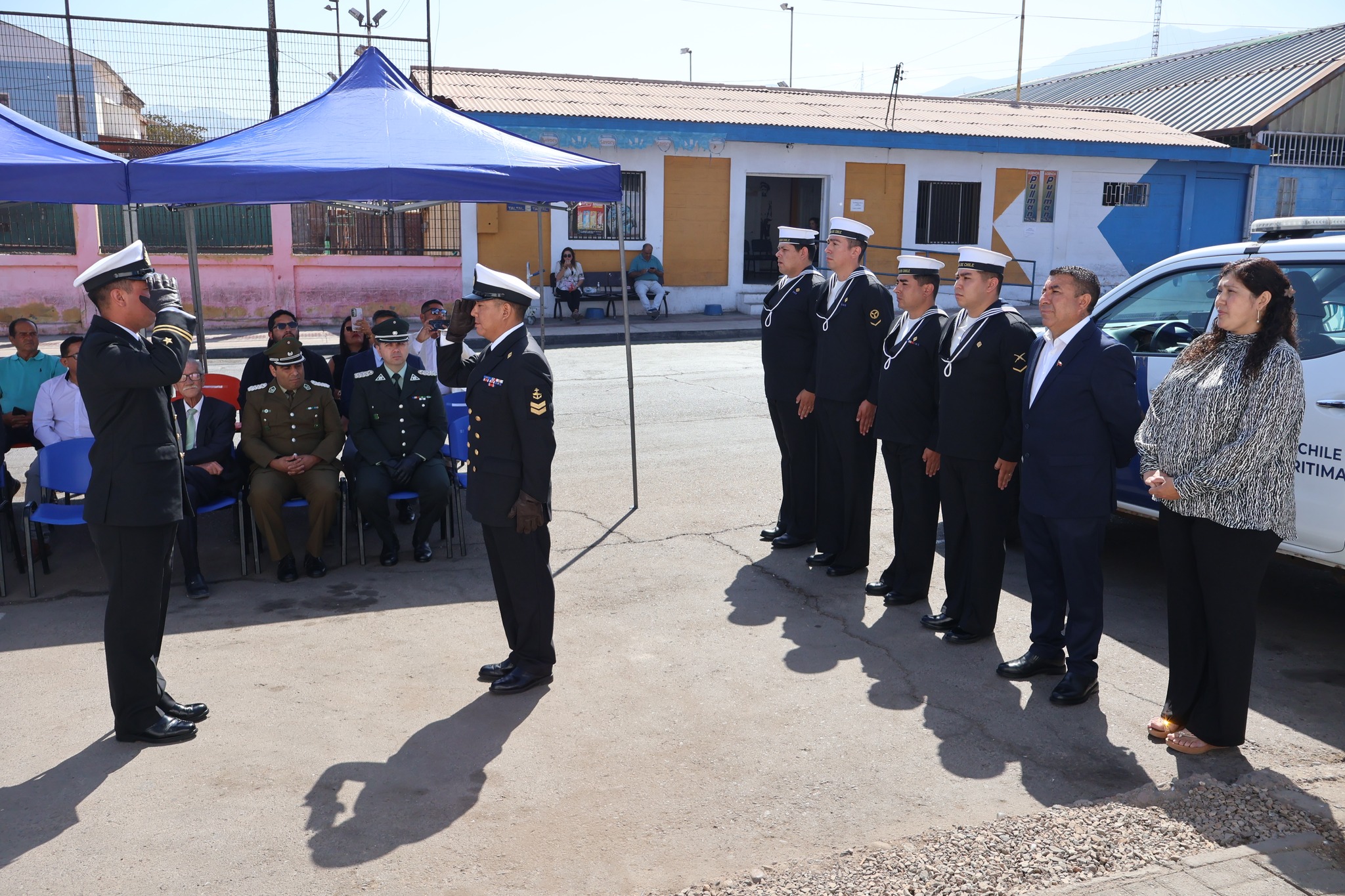 Dotación naval formada durante el acto oficial de cambio de mando en la Capitanía de Puerto de Taltal.