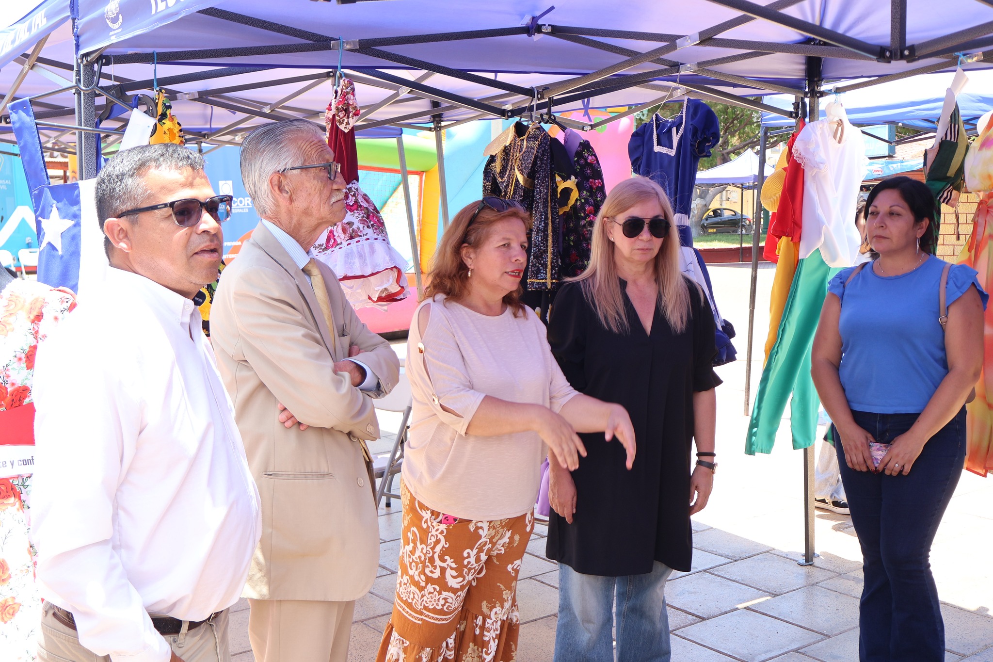 Autoridades y participantes conversan durante el recorrido por stands del Día INTEGRAR en Taltal.