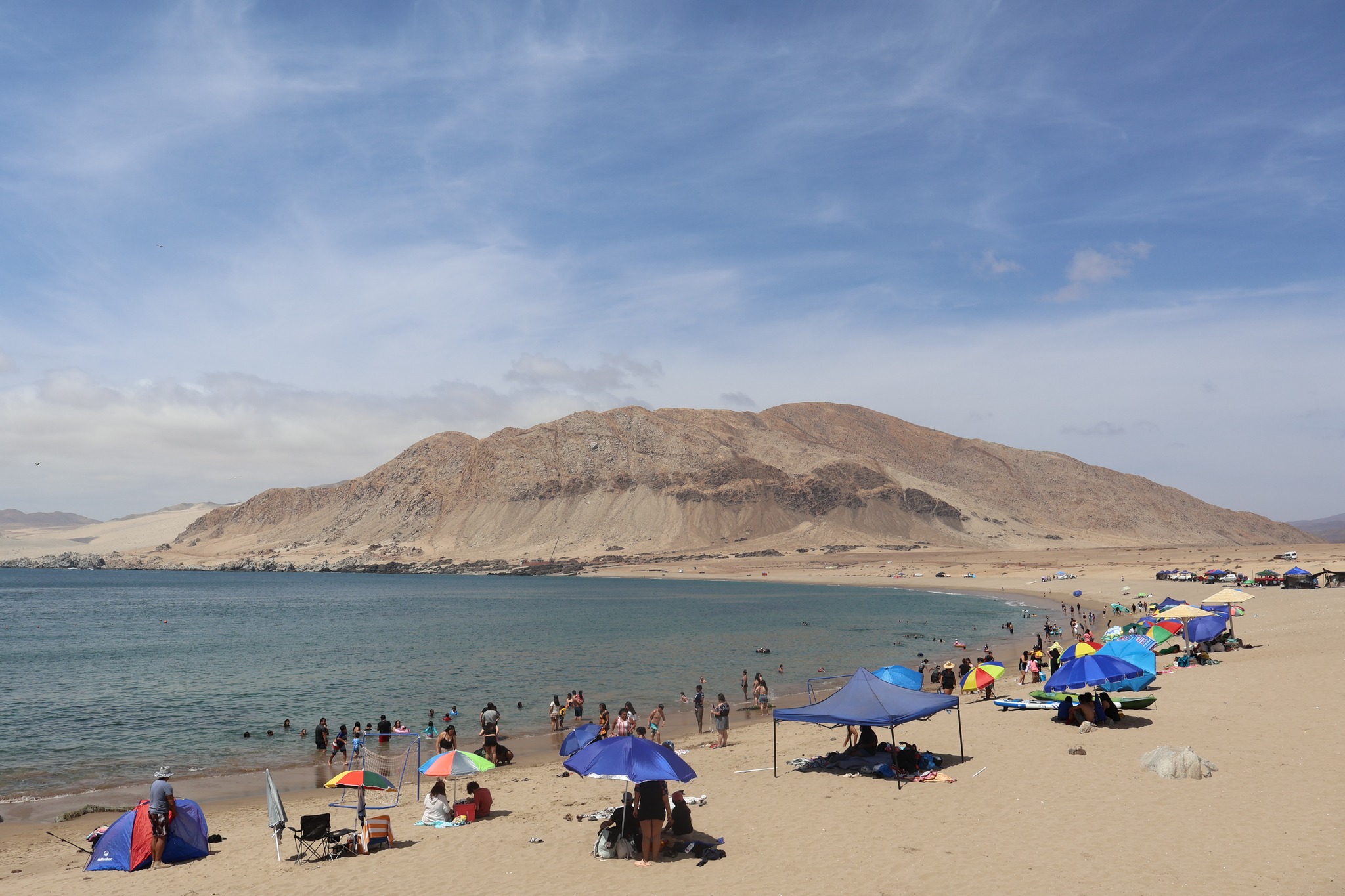 Vista general de la Caleta Cifuncho con bañistas y equipamiento recreativo del programa municipal.