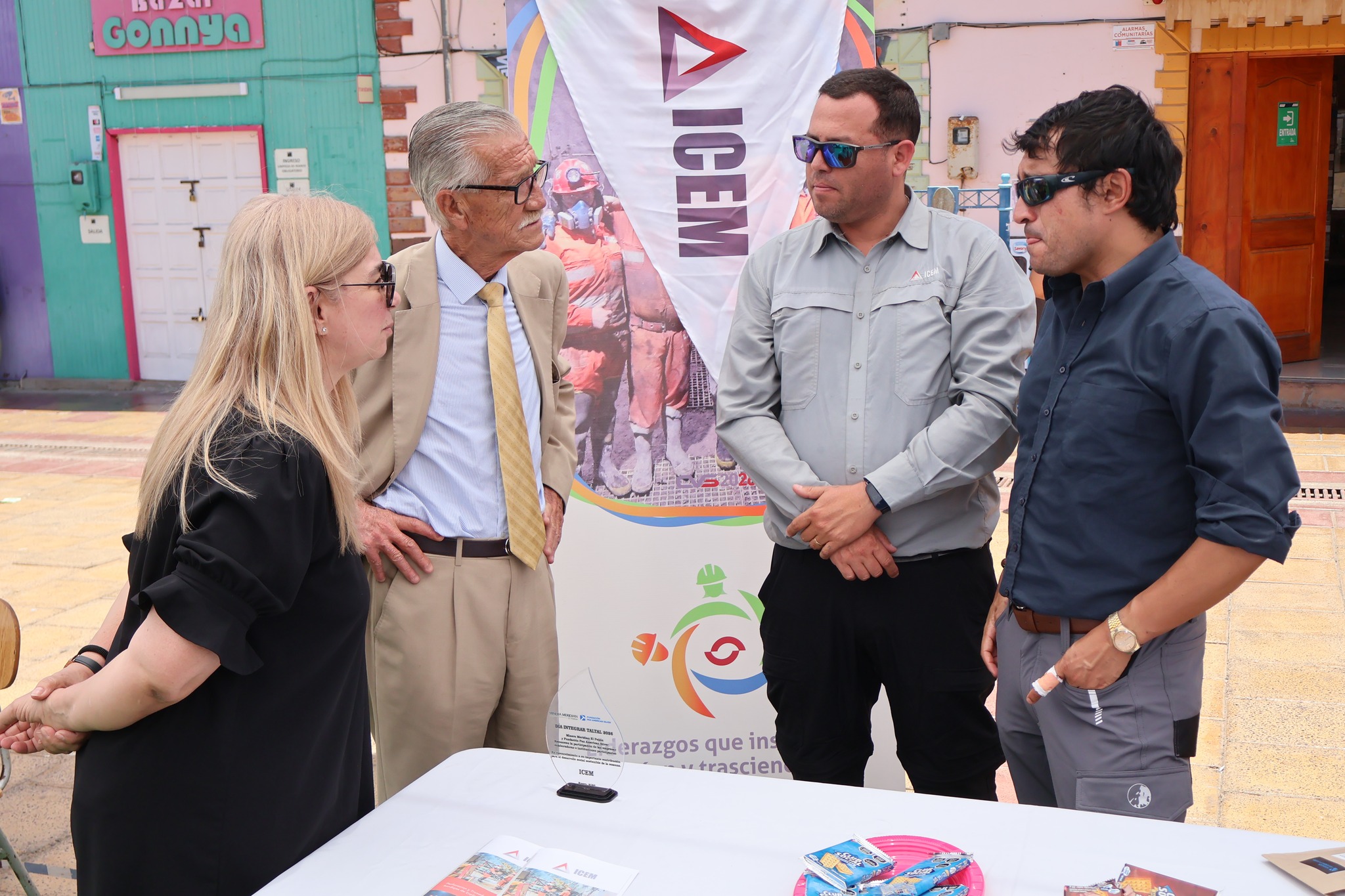 Representantes de ICEM conversan con autoridades en un stand informativo durante el Día INTEGRAR en Taltal.