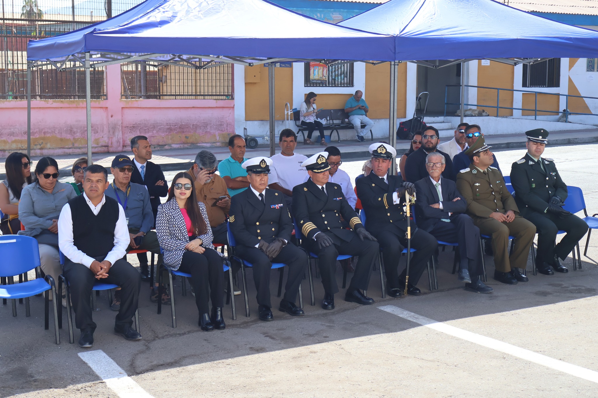 Público y representantes de la comunidad participan en ceremonia de la Capitanía de Puerto de Taltal.