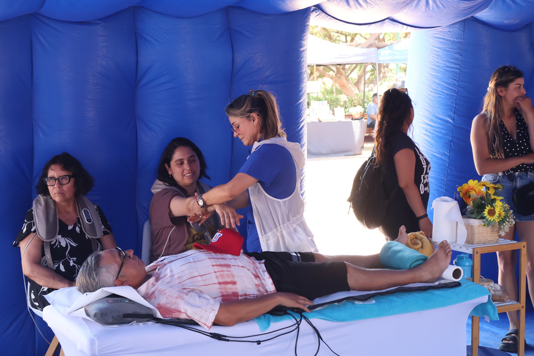 Atención de salud y autocuidado en módulo de bienestar del Día INTEGRAR en Taltal, con evaluación a una vecina.