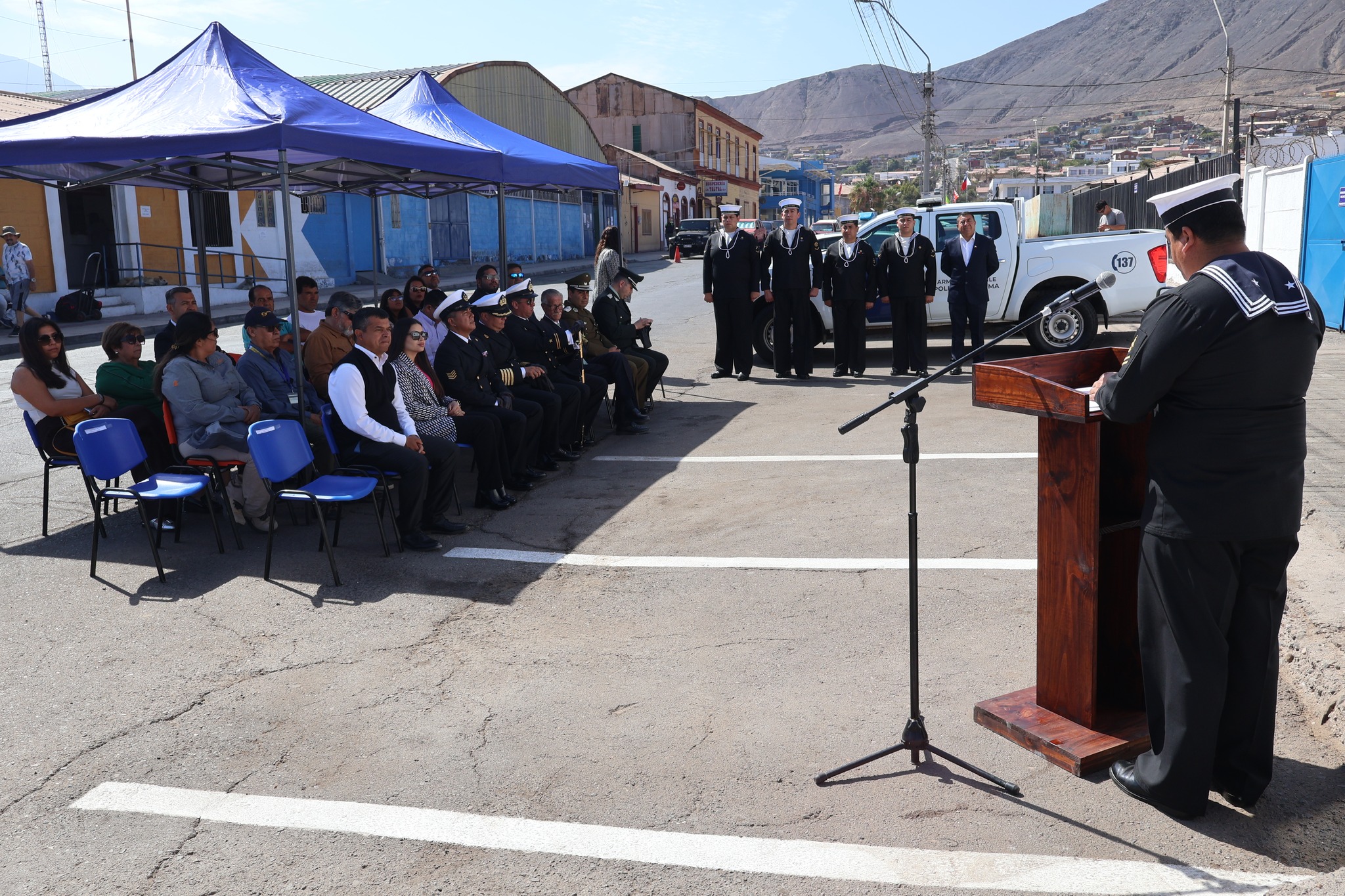 Autoridad marítima encabezando ceremonia oficial de la Capitanía de Puerto de Taltal.