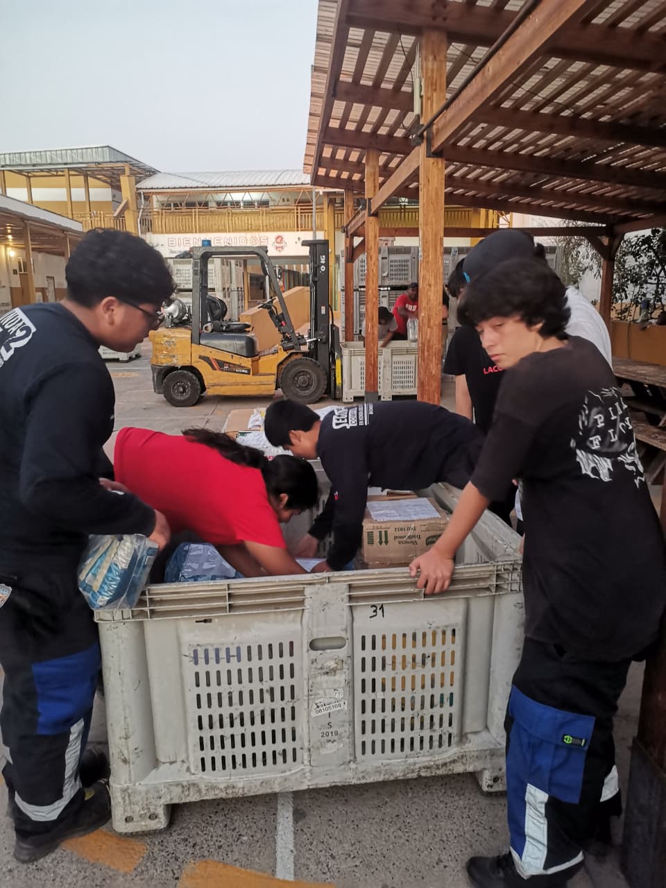 Equipo de voluntarios realiza labores de carga y ordenamiento de ayuda en dependencias de acopio de Taltal, con apoyo logístico para el despacho al sur de Chile.
