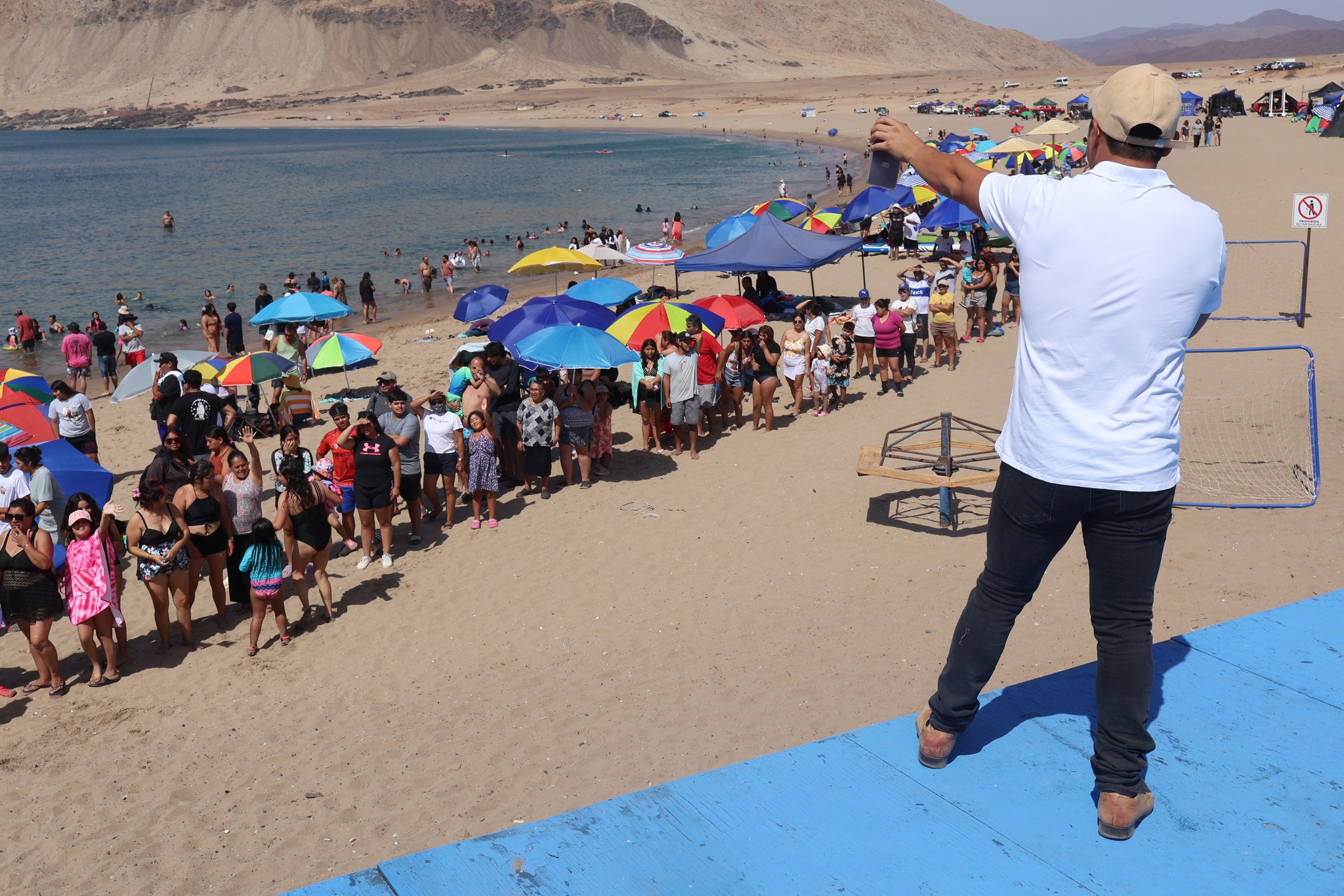 Registro de actividades municipales desde el escenario principal en el borde costero.