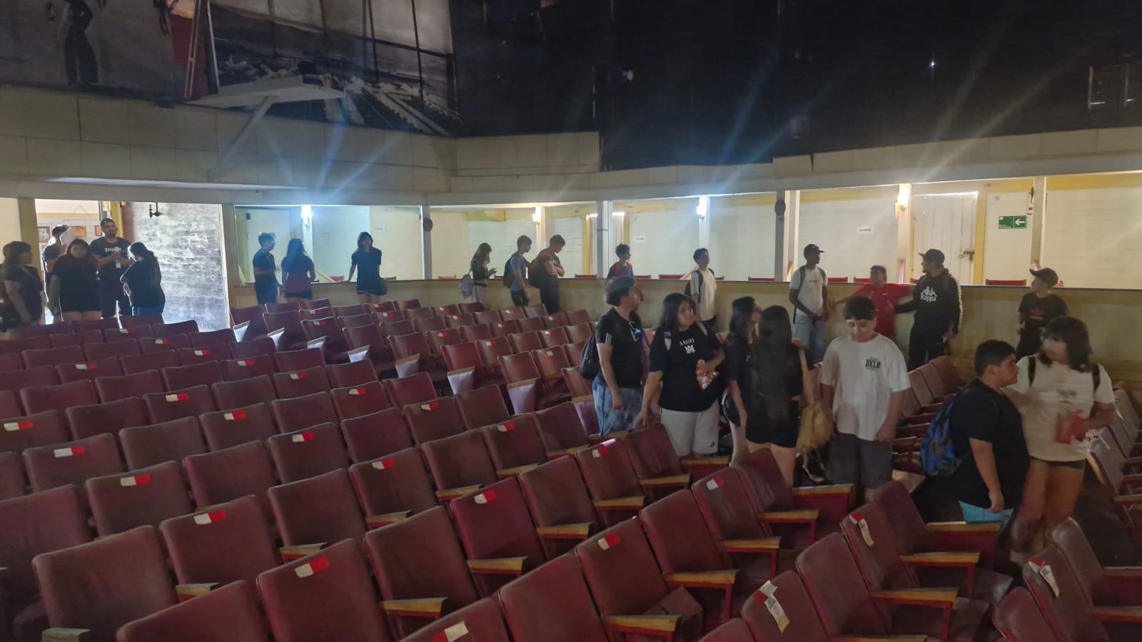 Vista de las butacas rojas y galería del histórico teatro de Taltal.