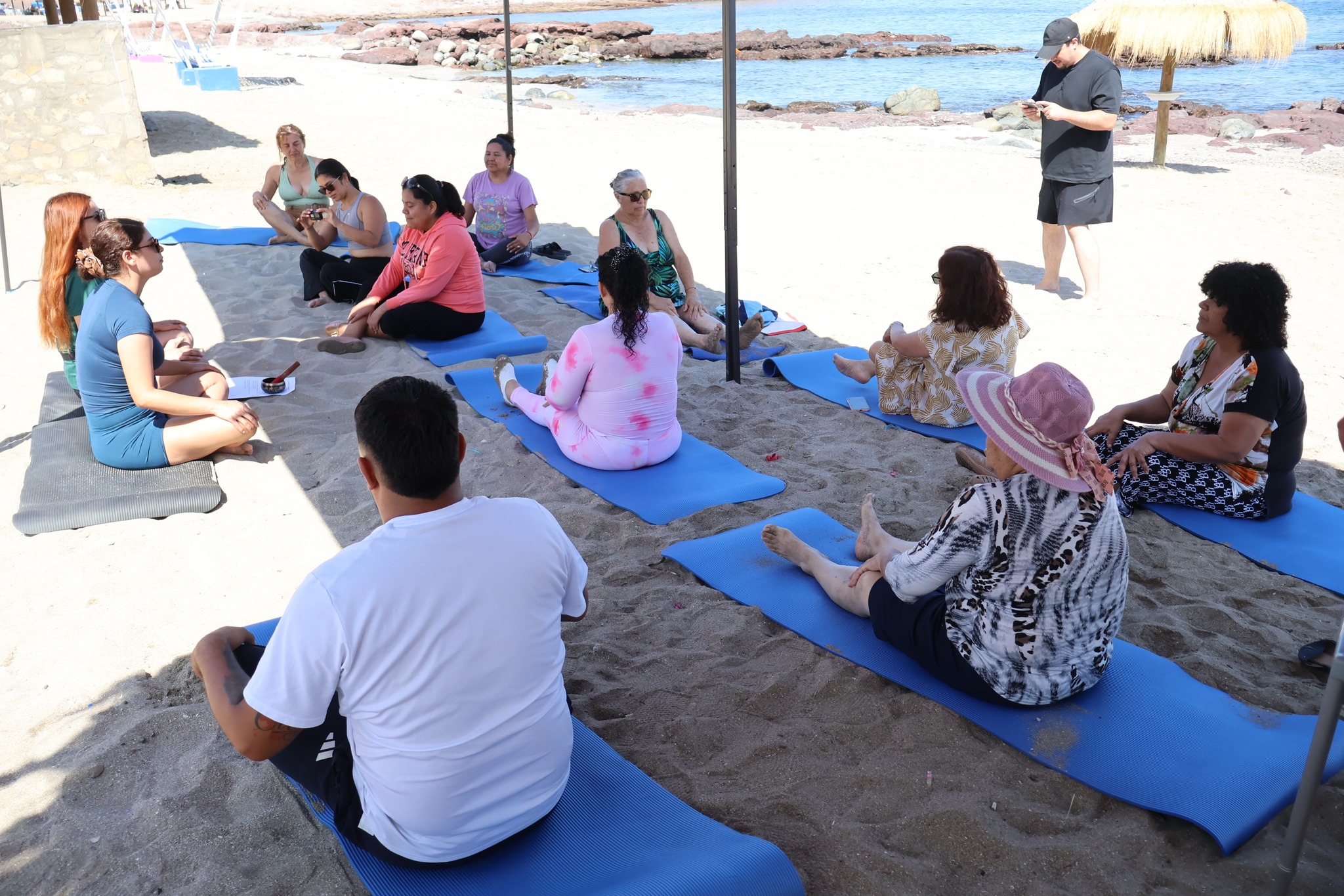 Sesión de yoga guiada para el programa Red Local de Apoyos y Cuidados en Taltal.