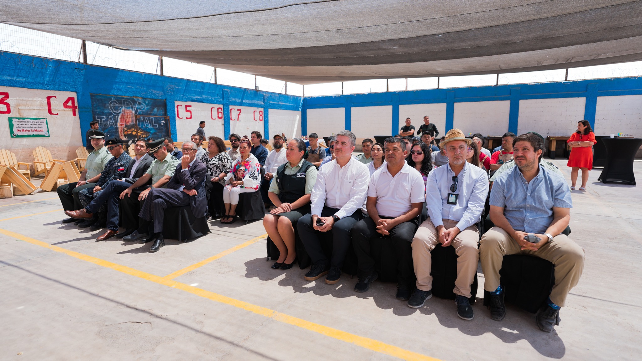 Asistentes y autoridades presencian la inauguración del Taller de Carpintería del CET de Taltal.