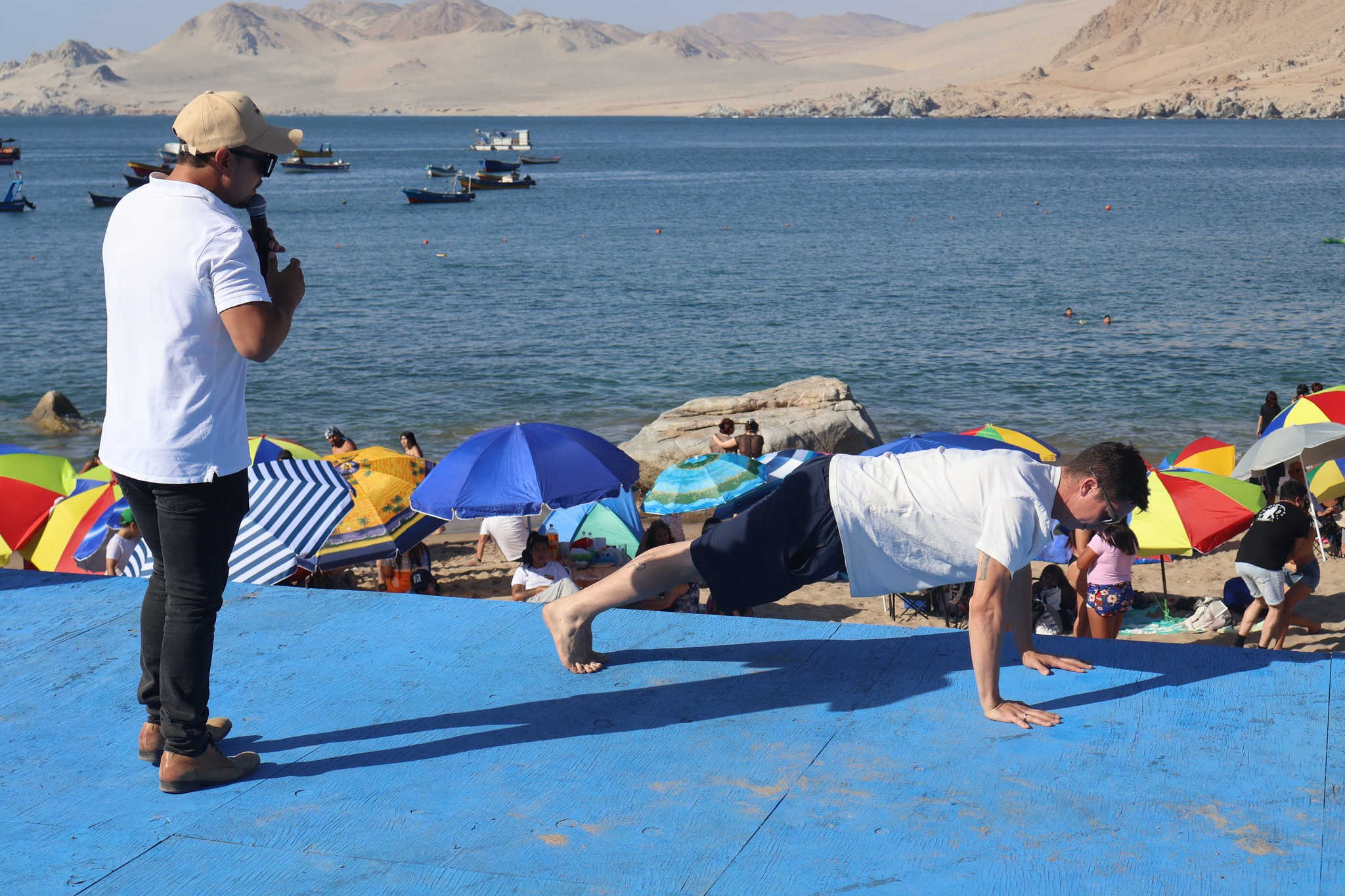 Participante realizando pruebas de resistencia física animado por locutor municipal.