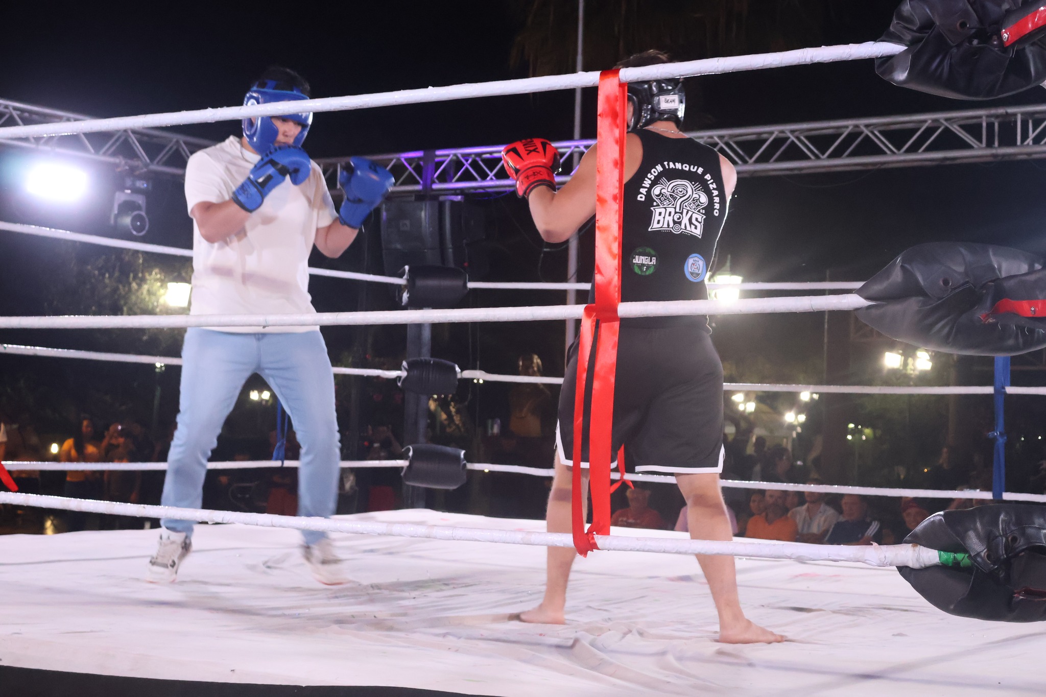 Dos boxeadores en posición de guardia durante un intercambio técnico en el Campeonato Inter Vecinal de Taltal.