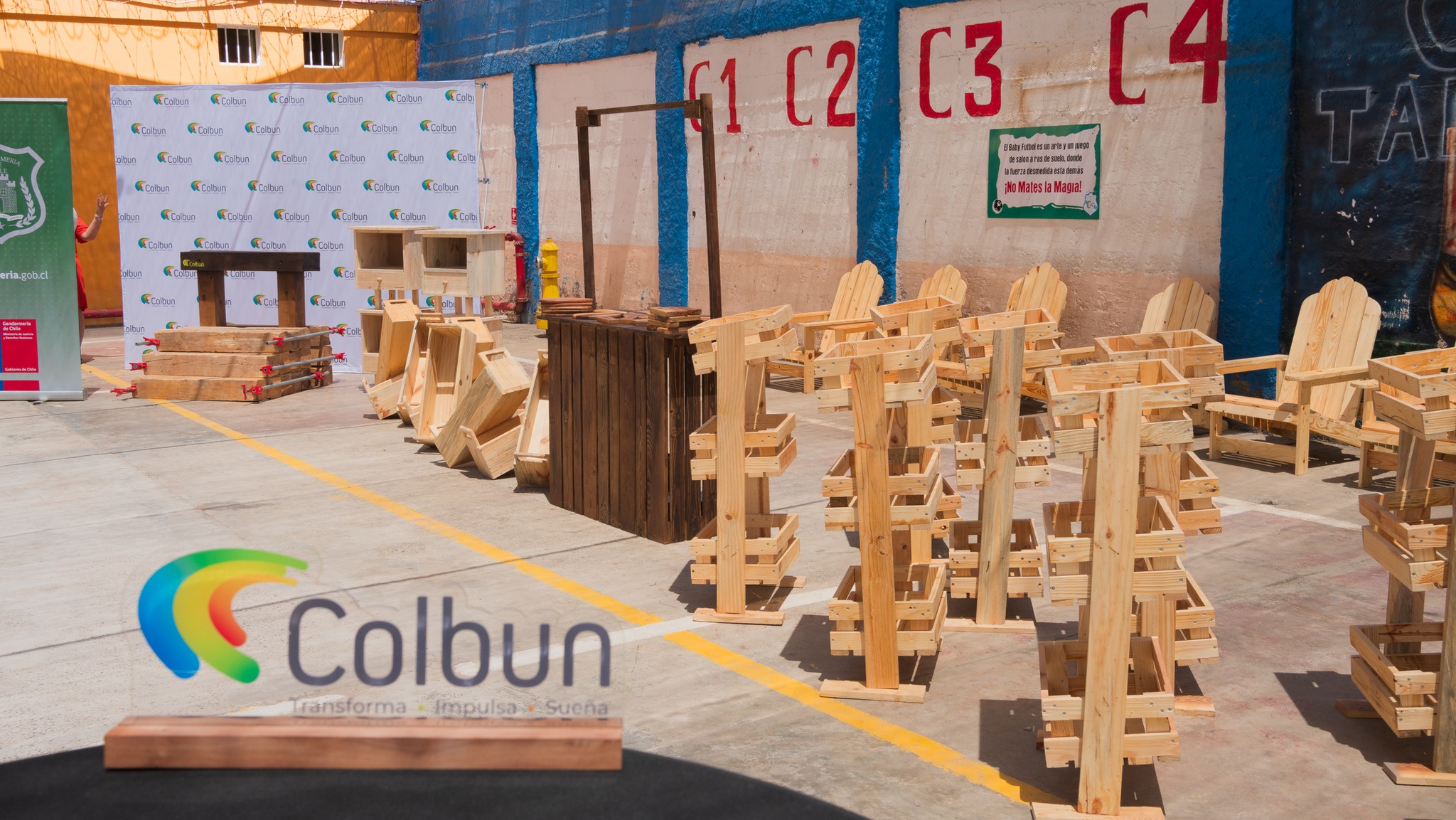 Exhibición de mobiliario y estructuras de madera elaboradas para el proyecto del Taller de Carpintería del CET de Taltal.