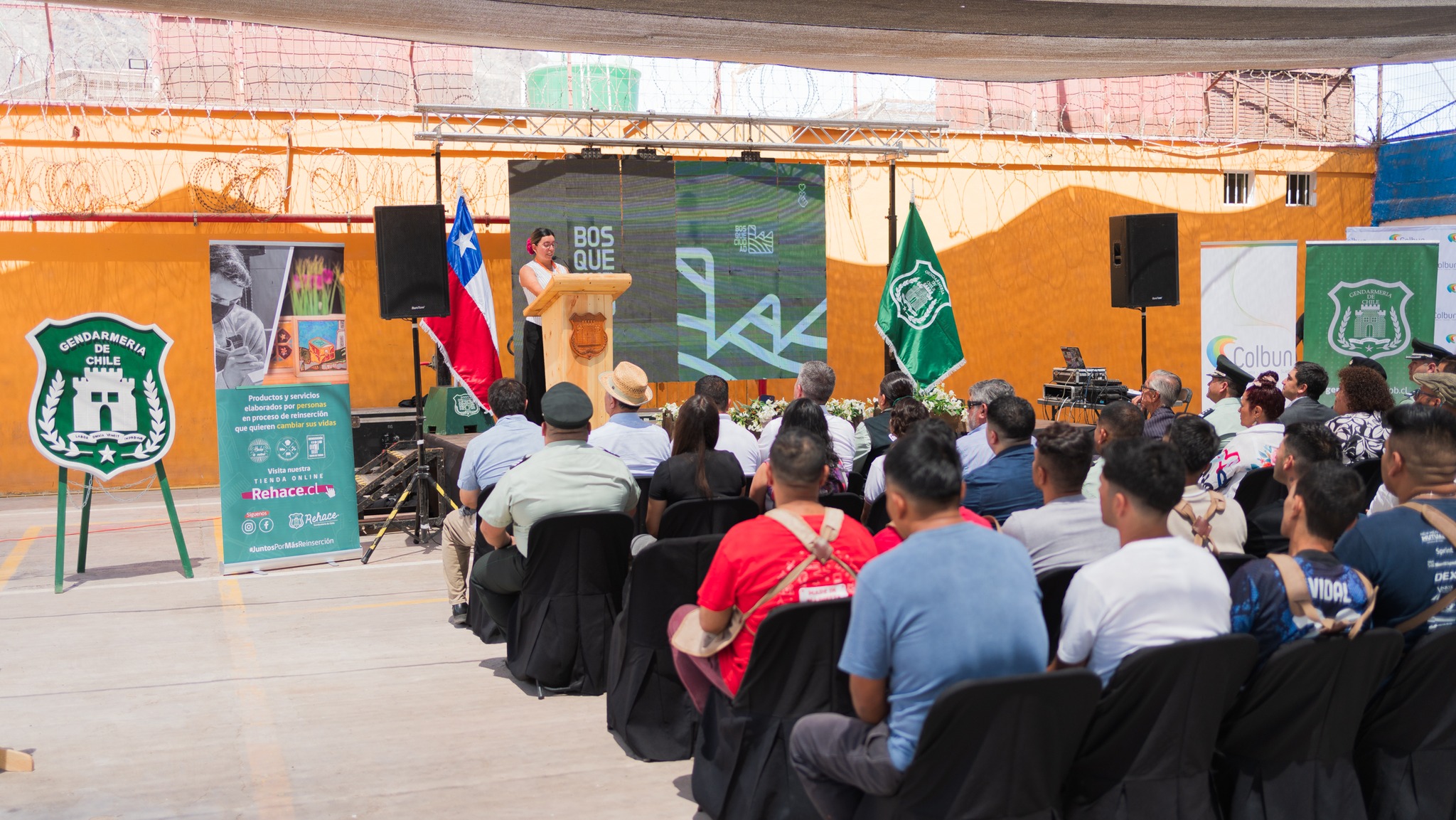 Vista general de la ceremonia de inauguración del Taller de Carpintería del CET de Taltal con asistentes y escenario.