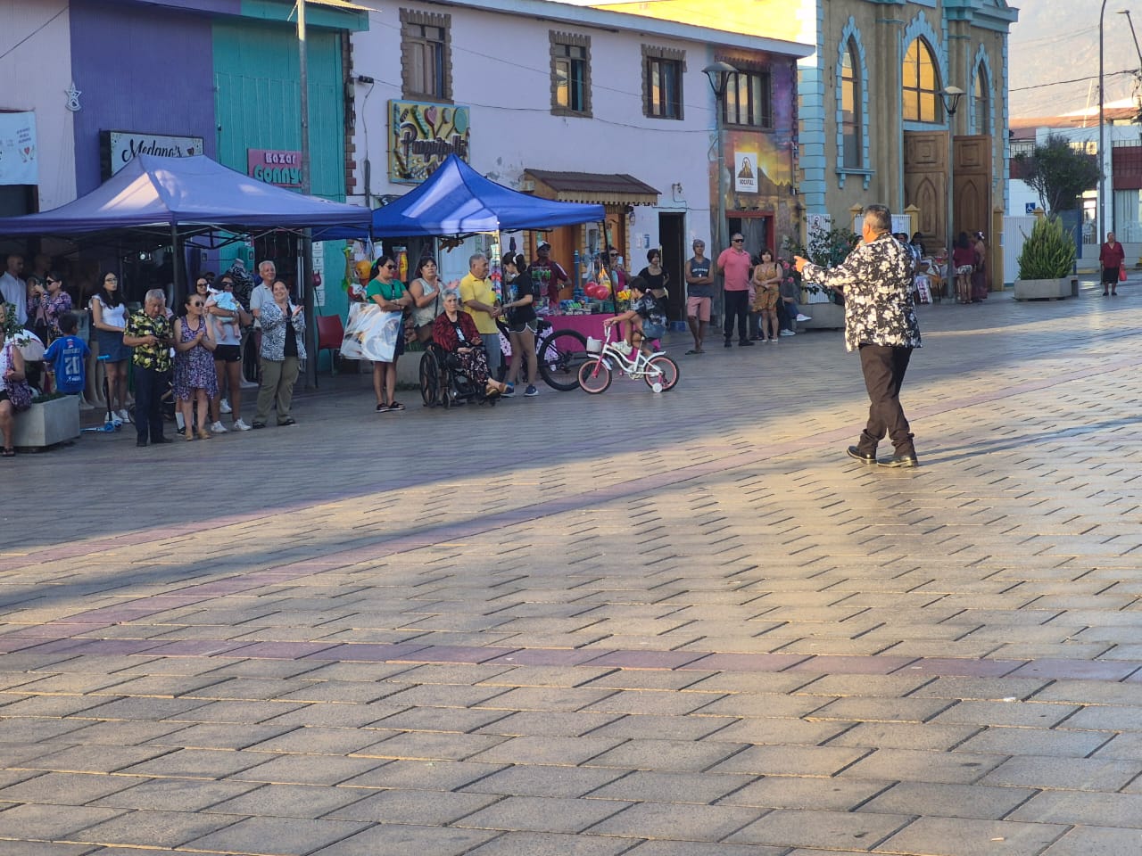 Público reunido en la Plaza de Armas de Taltal observa intervención artística durante la demostración de bailes típicos del norte.