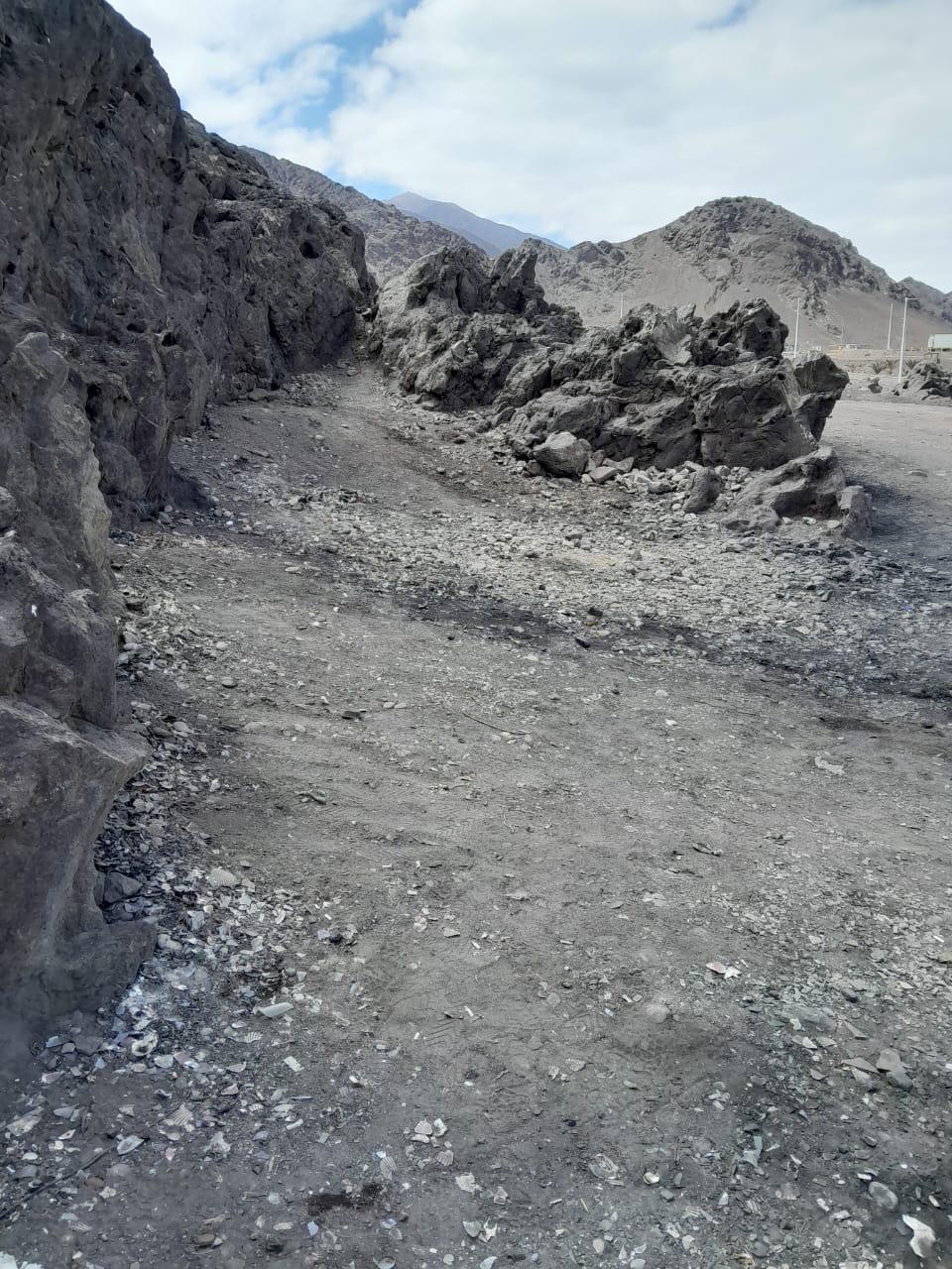 Sendero entre rocas en sector costero de Taltal, despejado tras labores de limpieza del entorno.