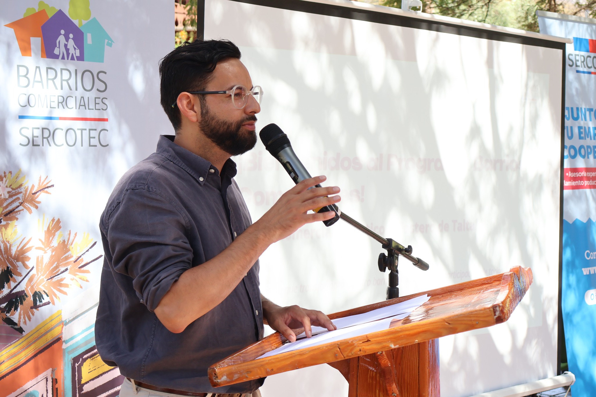 Exposición de autoridad regional en el lanzamiento del Programa Fortalecimiento de Barrios Comerciales de SERCOTEC en Taltal.