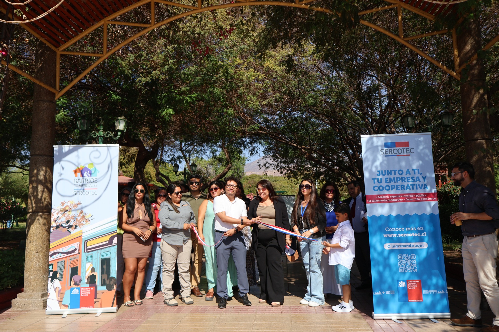 Corte de cinta marca el inicio oficial del Programa Fortalecimiento de Barrios Comerciales de SERCOTEC en Taltal, junto a autoridades, comerciantes y vecinos.