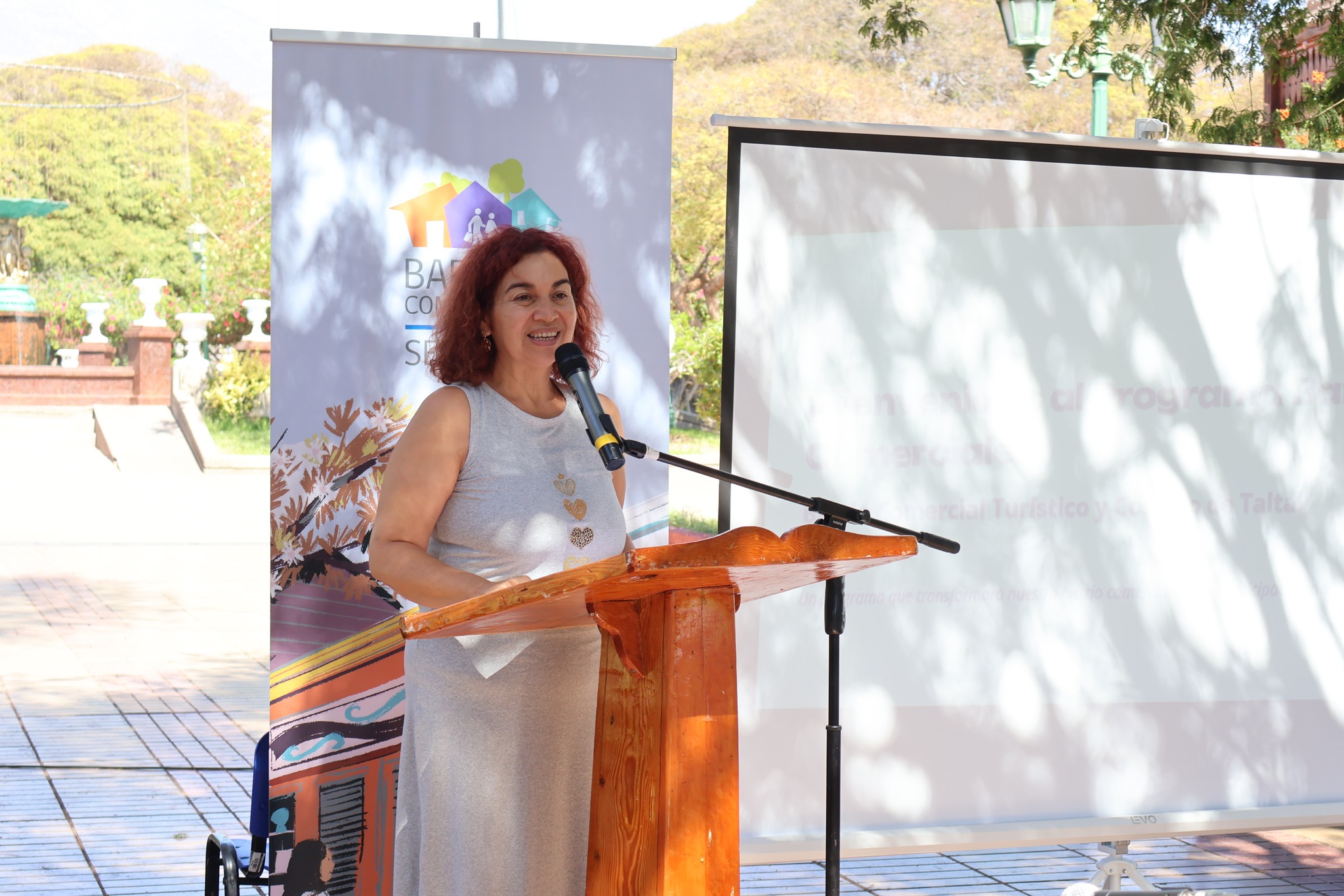 Intervención de la administradora municipal Marlene Sánchez Tapia durante el lanzamiento del Programa Fortalecimiento de Barrios Comerciales de SERCOTEC en Taltal, con público presente.
