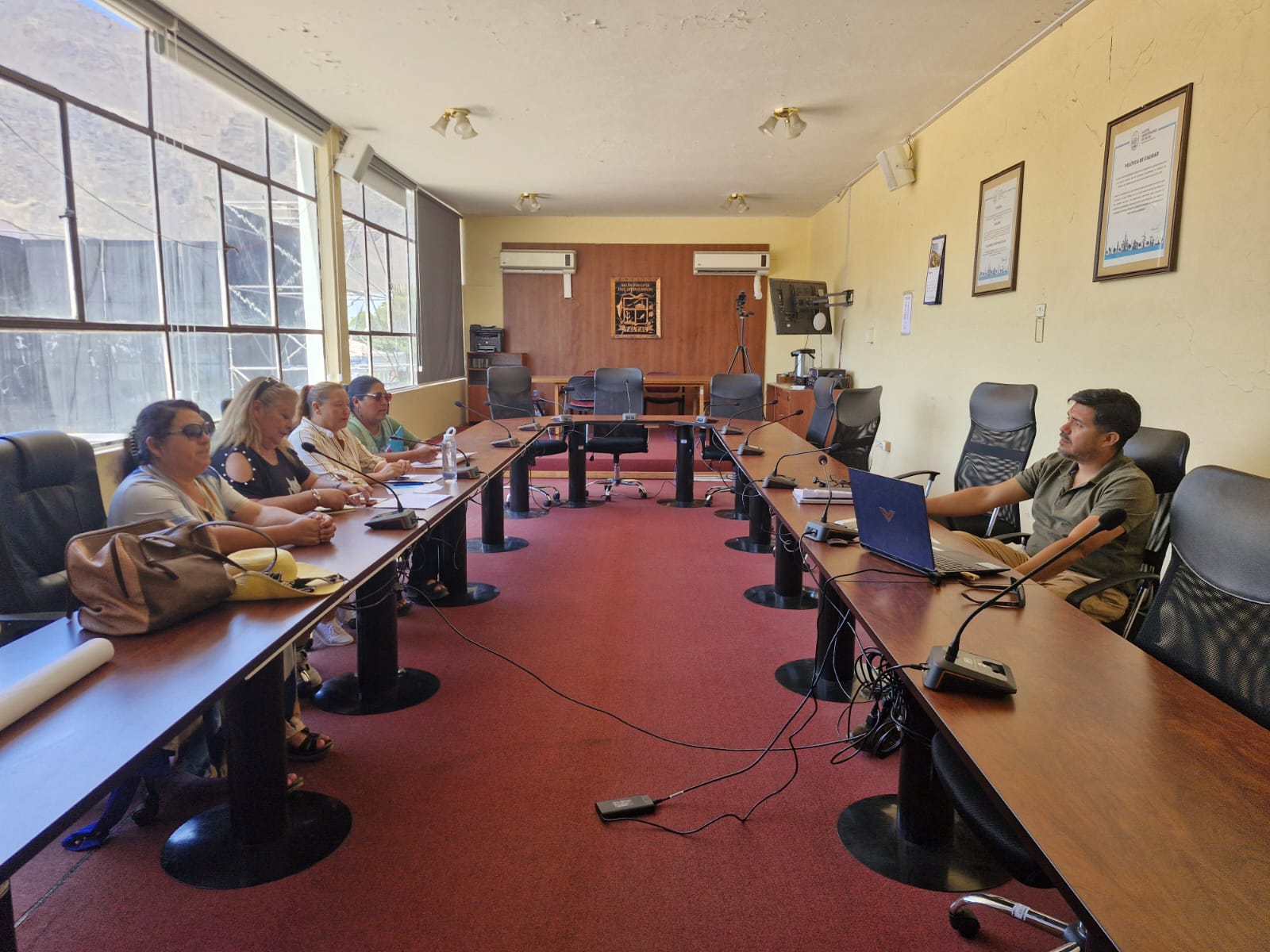 Reunión 2026 de la Mesa de Mujeres Pescadoras de Taltal, Paposo y Cifuncho, con participantes dialogando en sala municipal para planificar líneas de trabajo del borde costero.