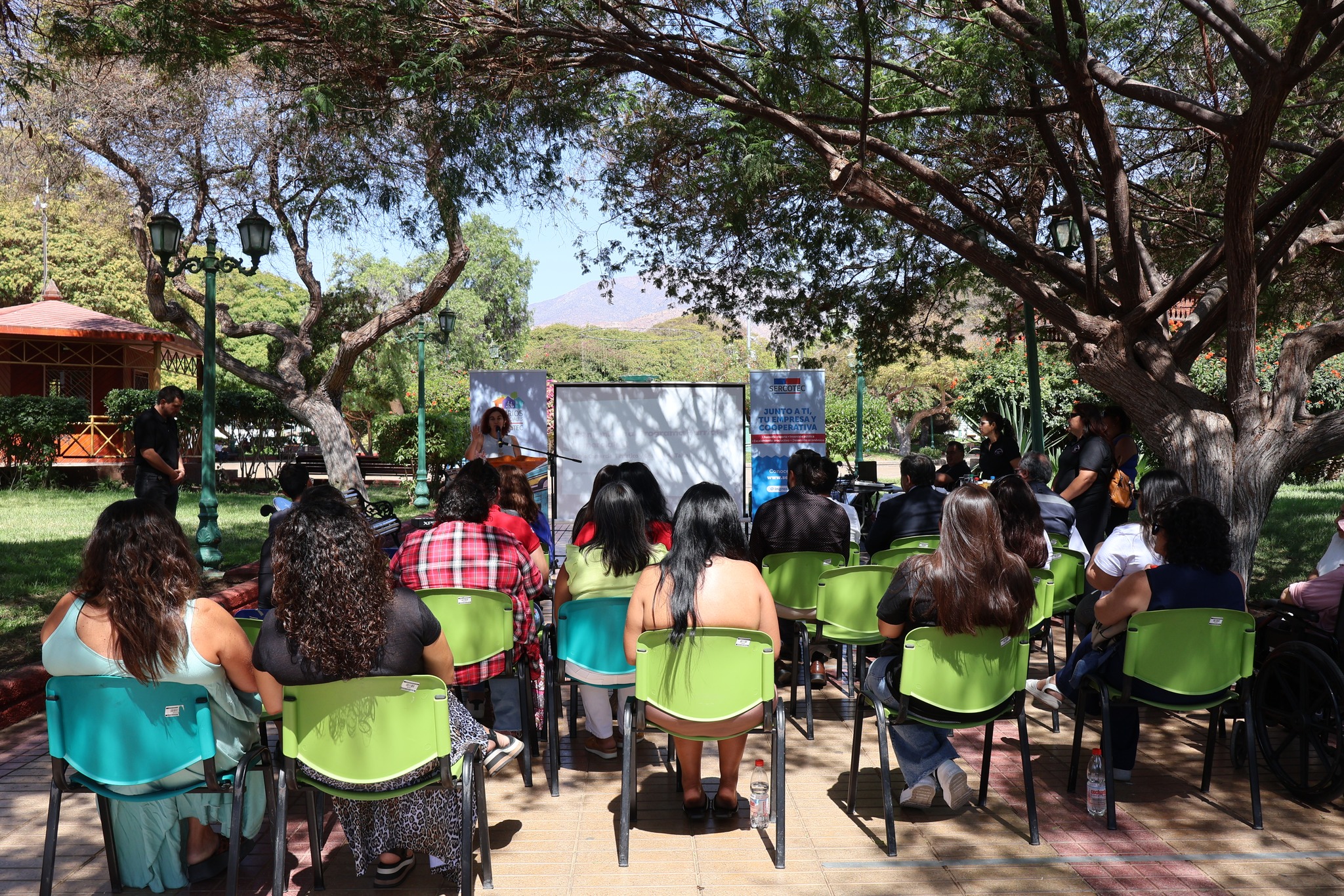 Vecinos y comerciantes participan en actividad informativa del Programa Fortalecimiento de Barrios Comerciales de SERCOTEC en Taltal.