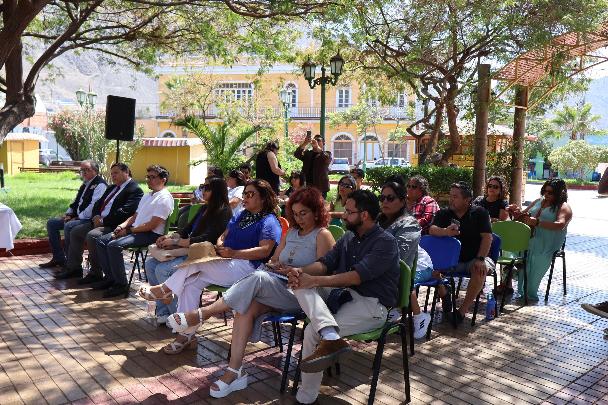 Asistentes y autoridades presentes en el hito de lanzamiento del Programa Fortalecimiento de Barrios Comerciales de SERCOTEC en Taltal.