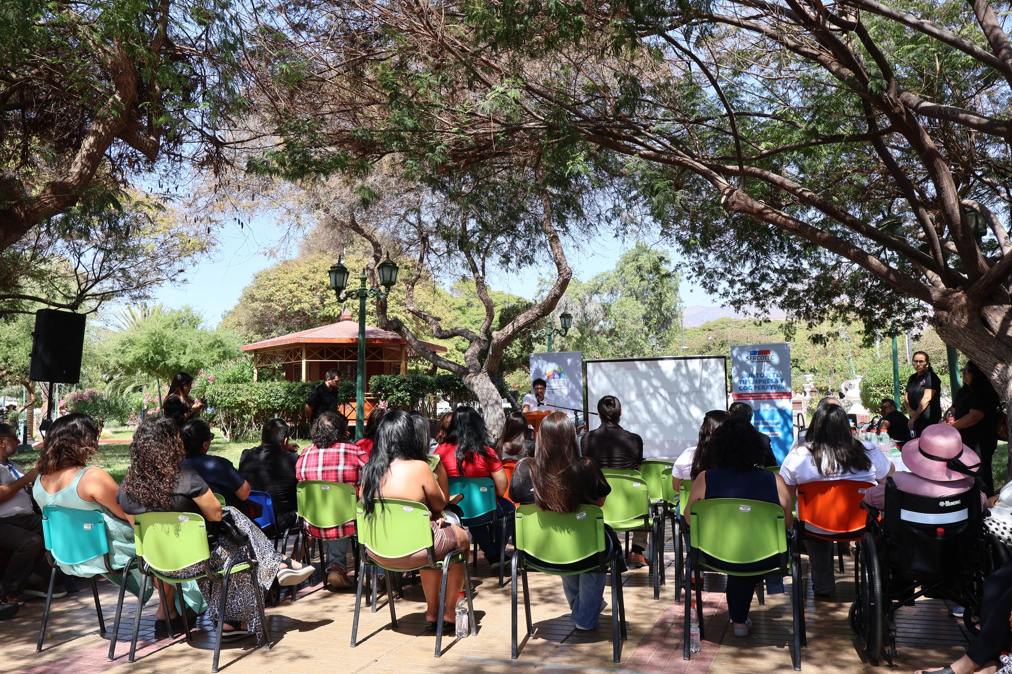 Público asistente al lanzamiento del Programa Fortalecimiento de Barrios Comerciales de SERCOTEC en Taltal, en el Barrio Comercial Turístico y Costero.