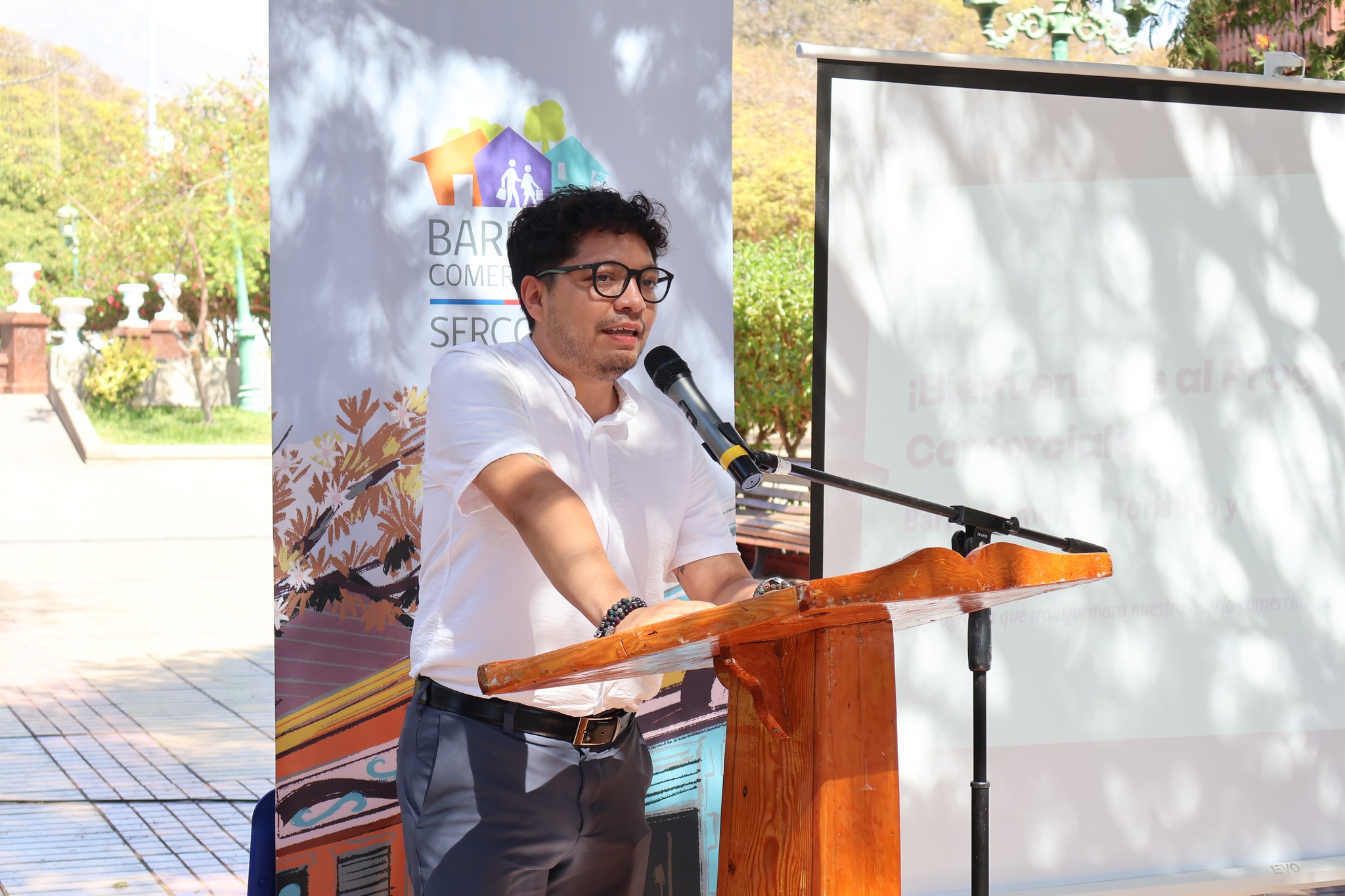 Representante del programa expone ante comerciantes y vecinos en el lanzamiento del Programa Fortalecimiento de Barrios Comerciales de SERCOTEC en Taltal.