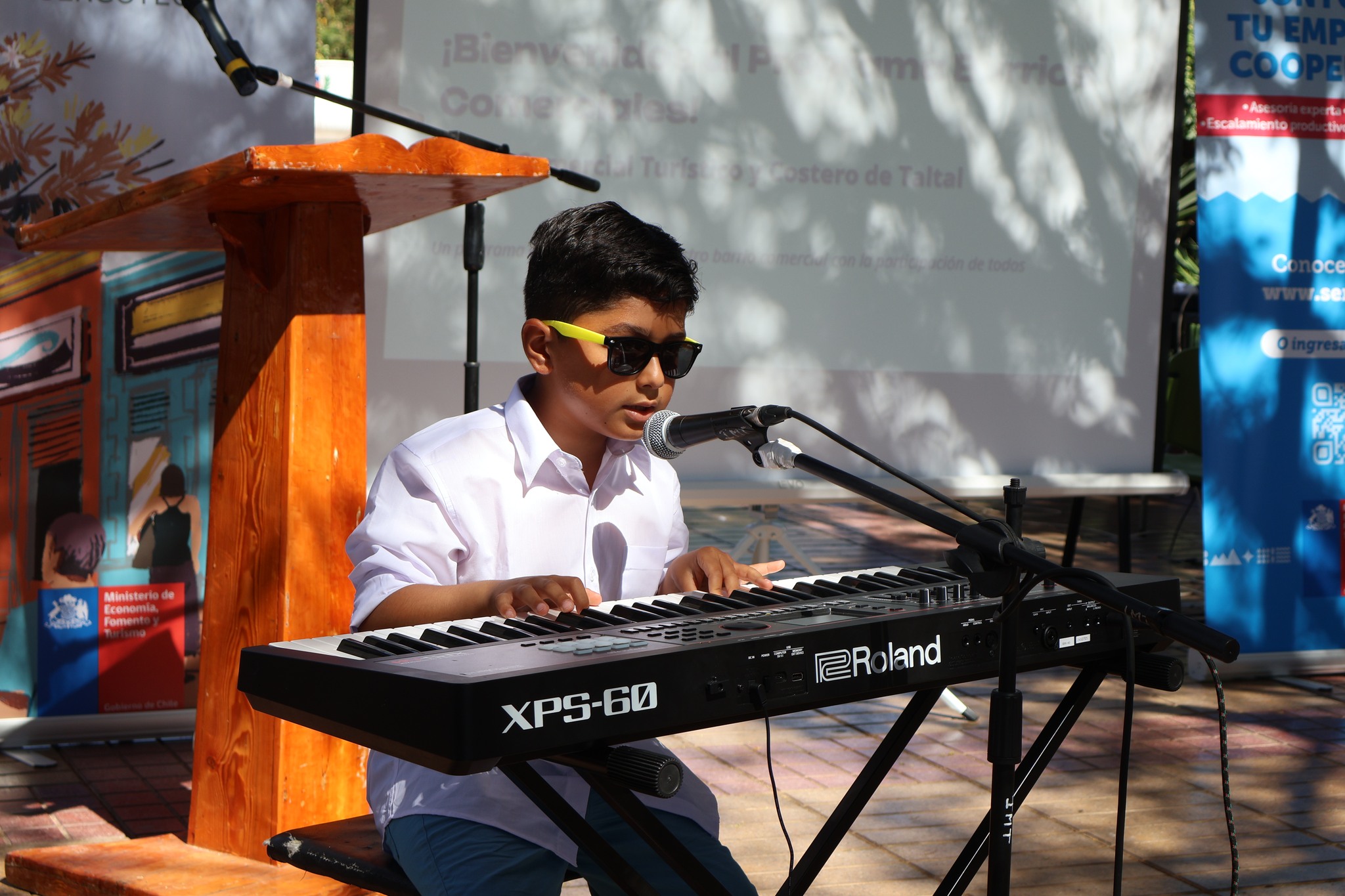 Presentación artística de talento local en el lanzamiento del Programa Fortalecimiento de Barrios Comerciales de SERCOTEC en Taltal.