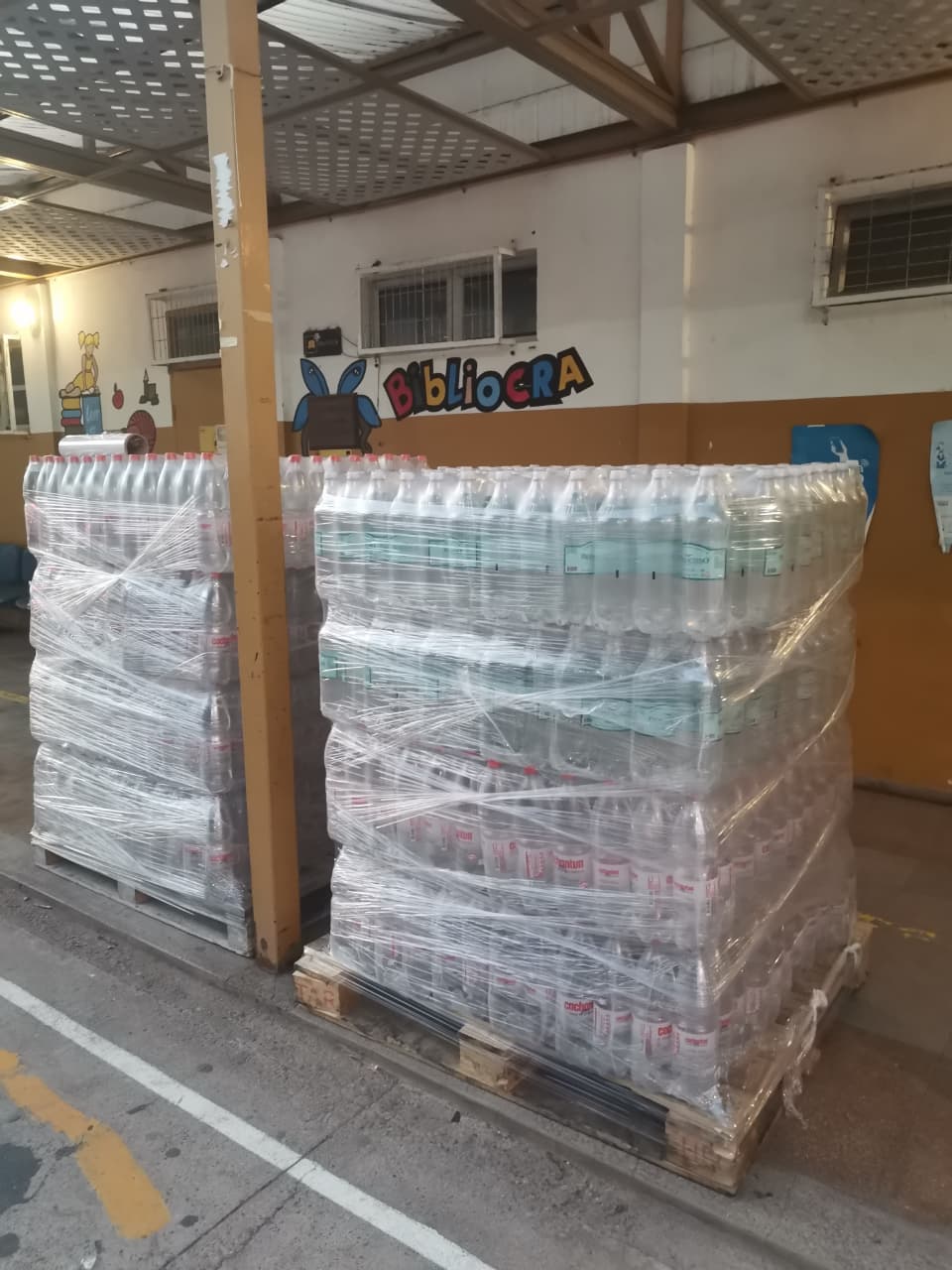 Pallets de agua y bebidas embalados y listos para despacho en el centro de acopio de Taltal, como parte de la campaña solidaria hacia el sur de Chile.