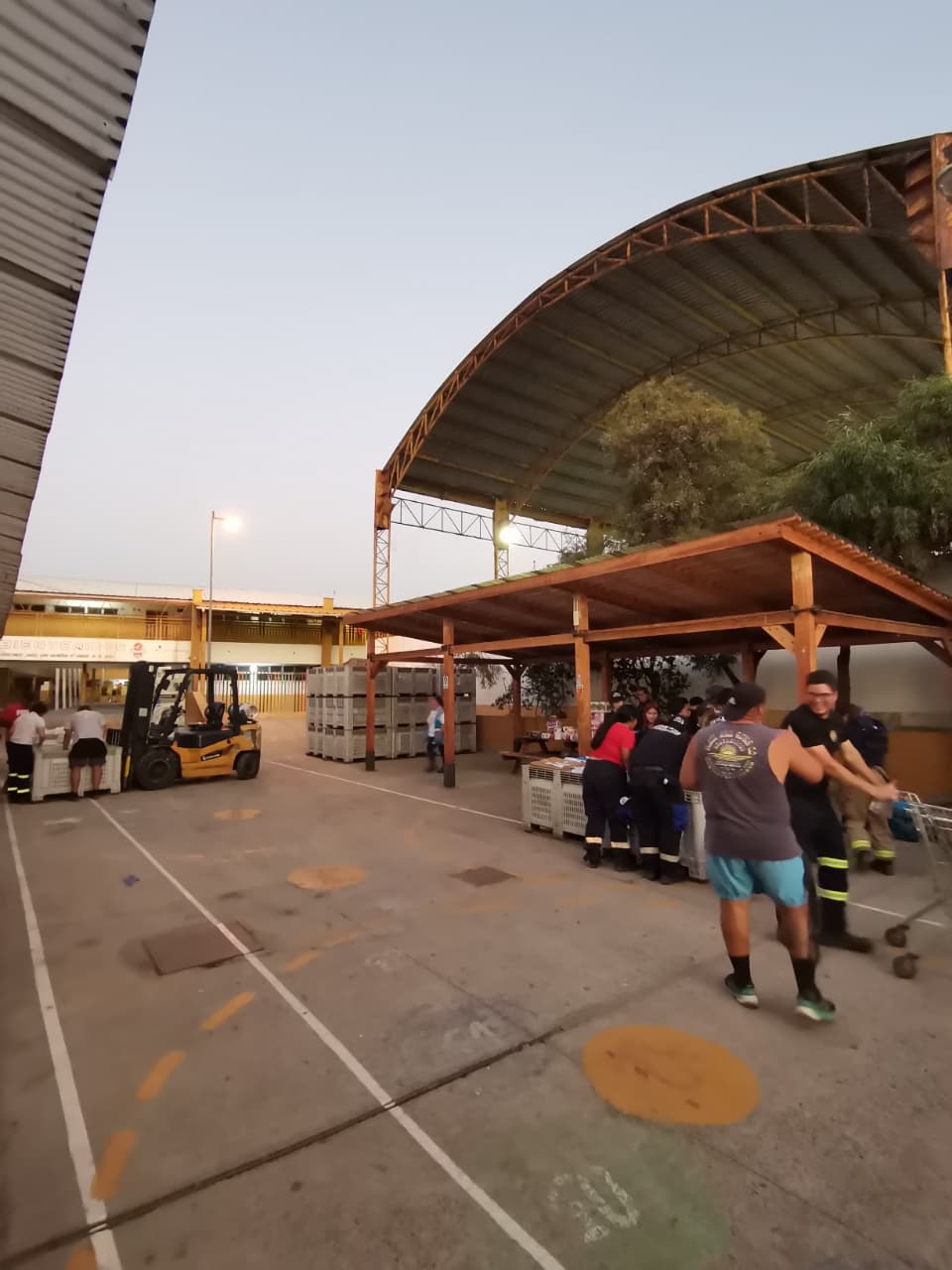 Vista general del operativo logístico de acopio en Taltal: voluntarios organizan donaciones y trasladan carga para el envío solidario al sur de Chile.