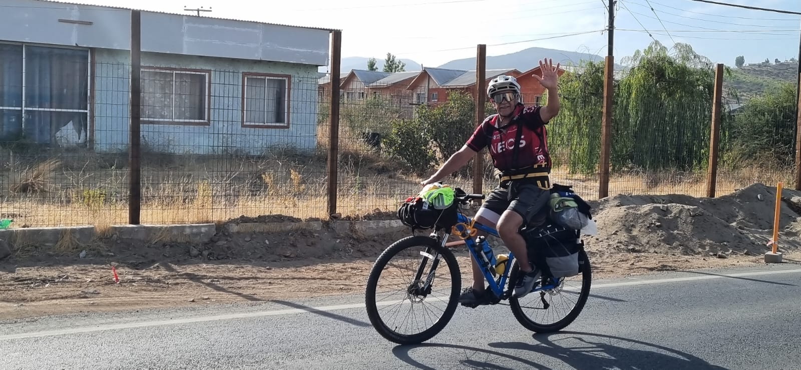 Pedro Lemus pedalea por carretera del norte, en paisaje desértico, avanzando hacia Taltal desde Argentina.