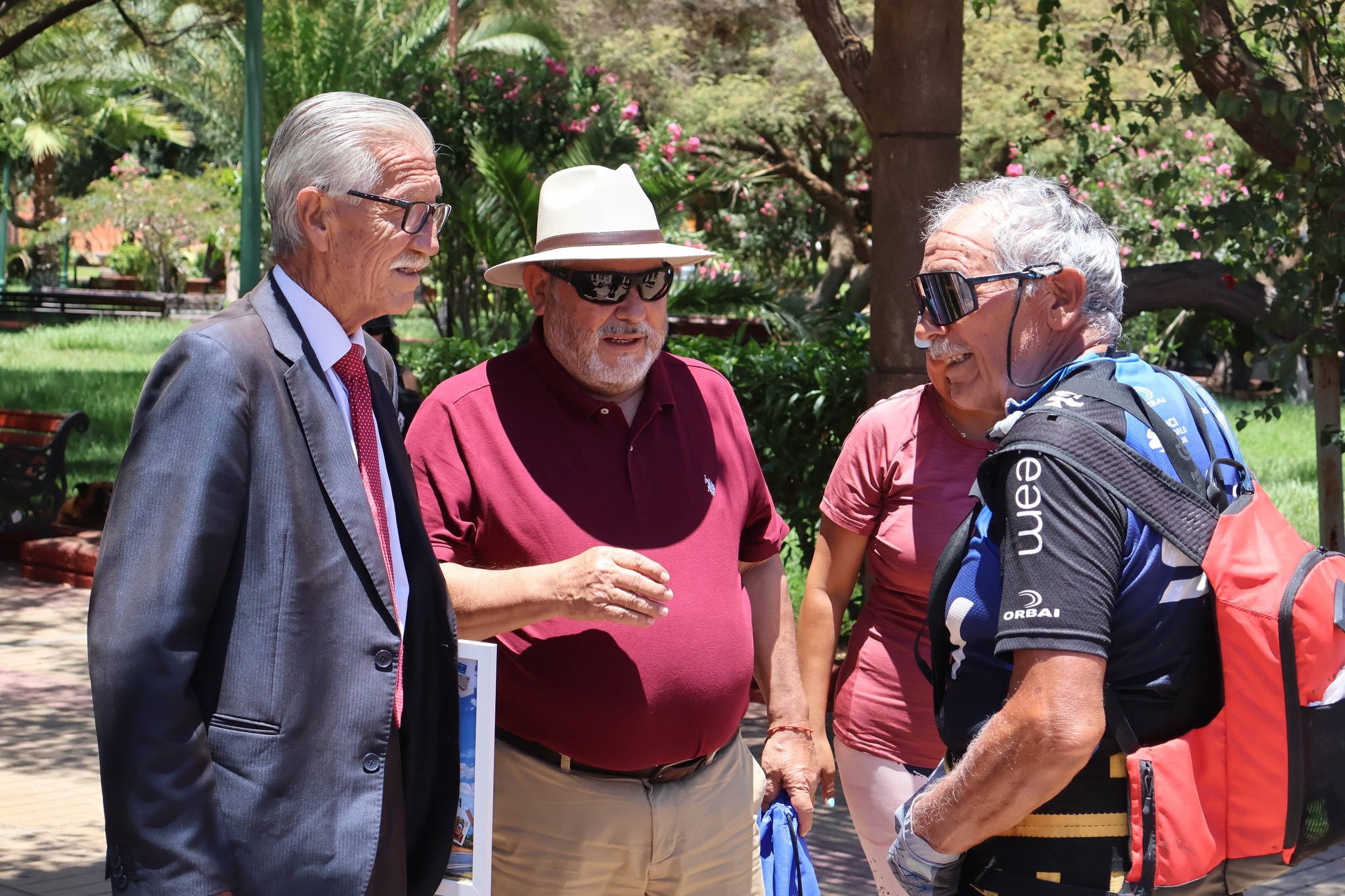 Pedro Lemus conversa con vecinos y autoridades en la plaza de Taltal luego de arribar a la comuna tras su travesía en bicicleta.